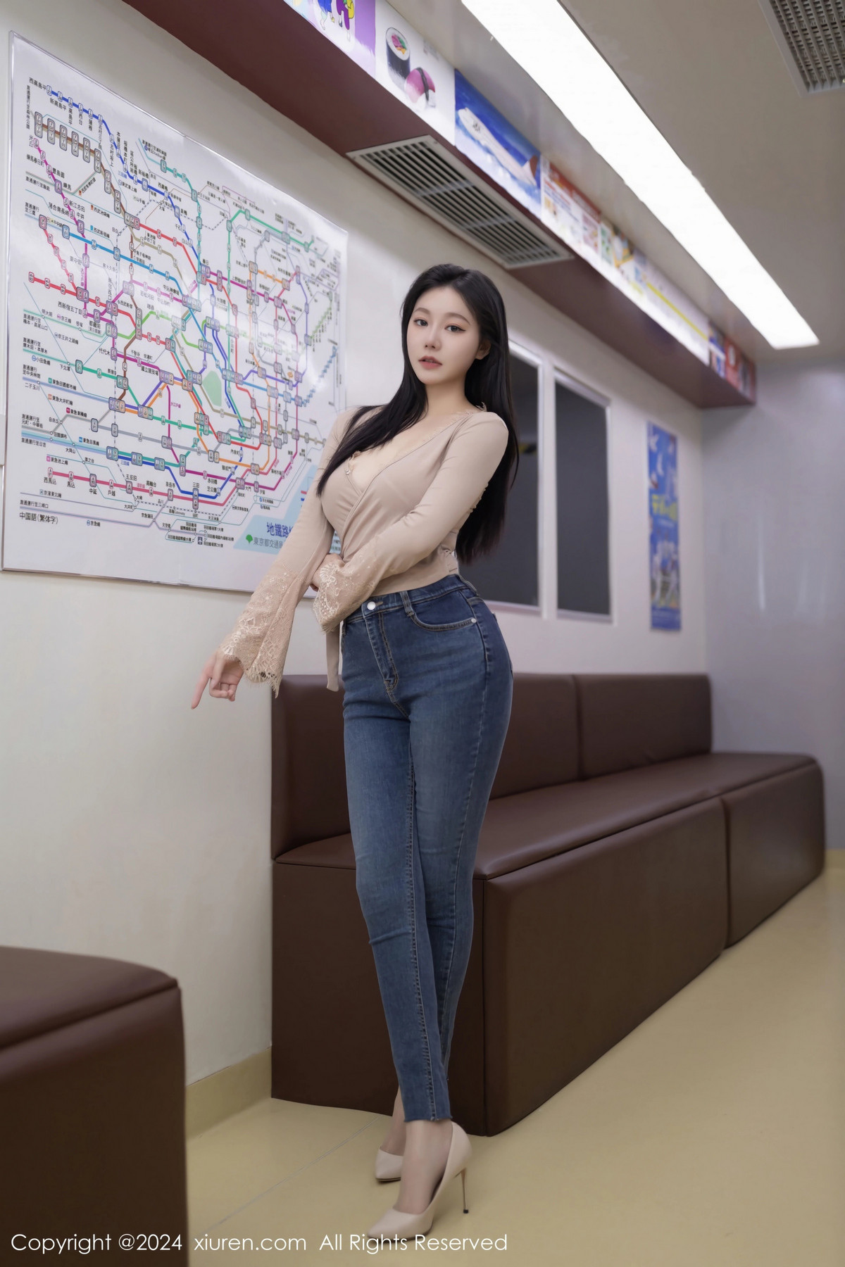 [秀人网] 2024.05.07 No.8498 安然anran 地铁美腿  第7张