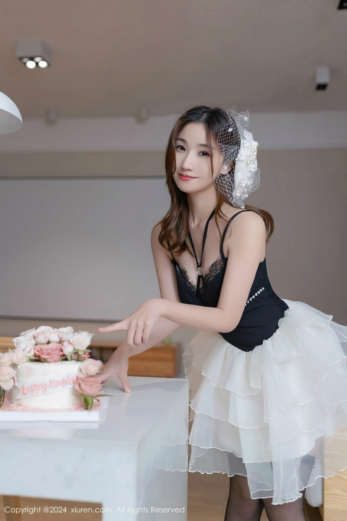 [秀人网] 2024.04.16 No.8398 杏子Yada 黑丝美腿  第3张