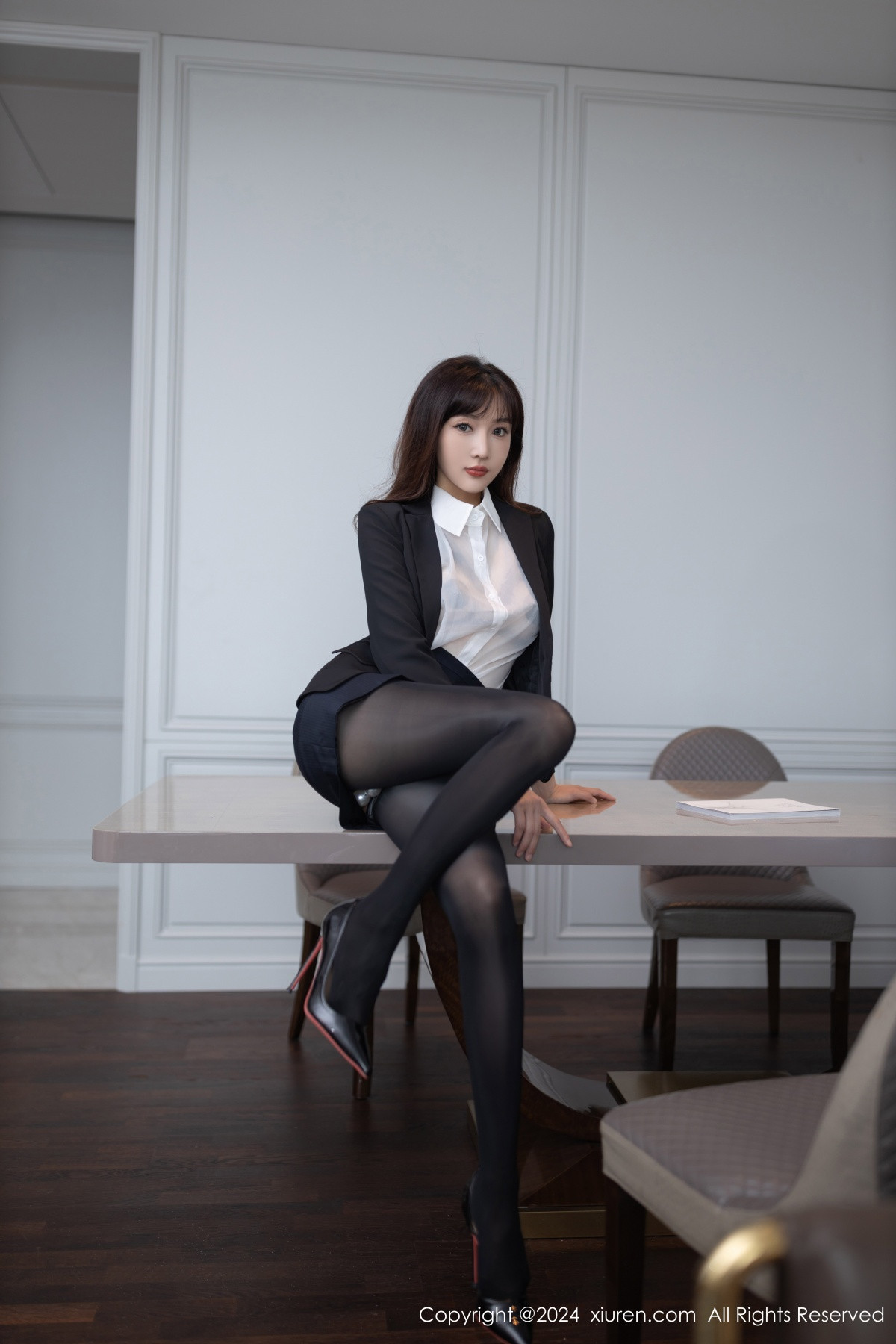 [秀人网] 2024.08.08 No.8988 陆萱萱 黑丝美腿  第4张