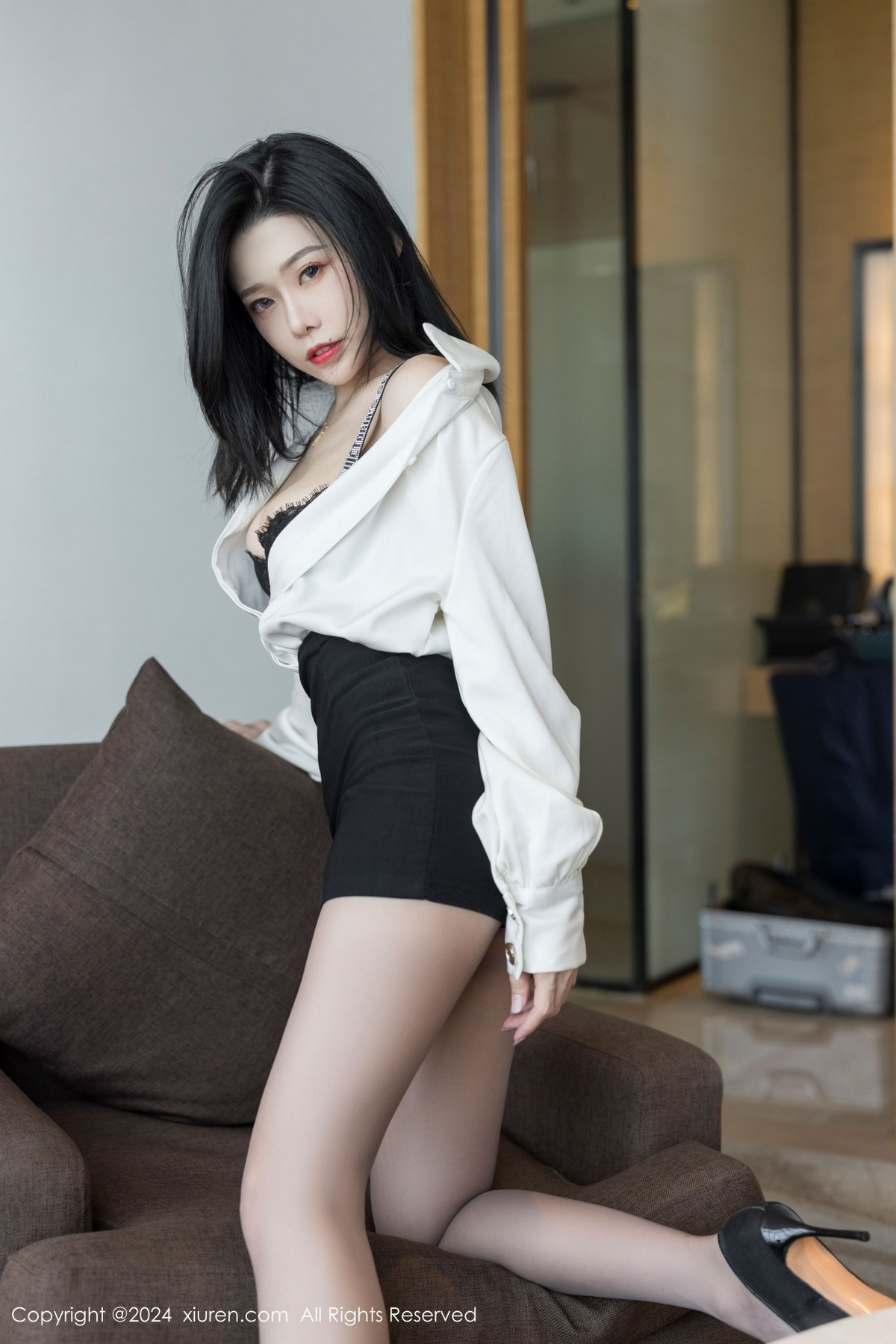 [秀人网] 2024.10.23 No.9329 luvian本能 黑丝美腿  第7张
