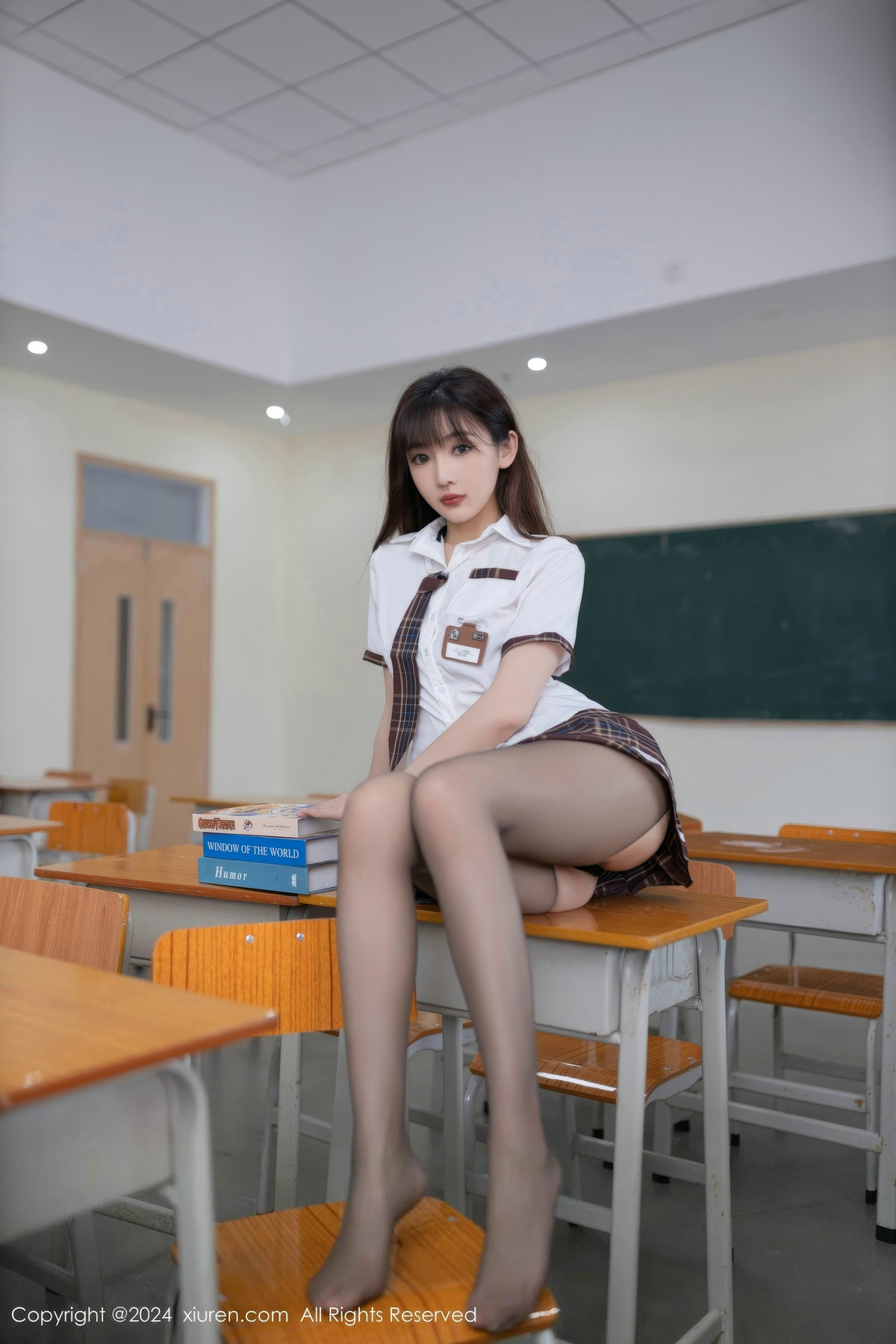 [秀人网] 2024.07.25 No.8918 陆萱萱 黑丝美腿  第3张