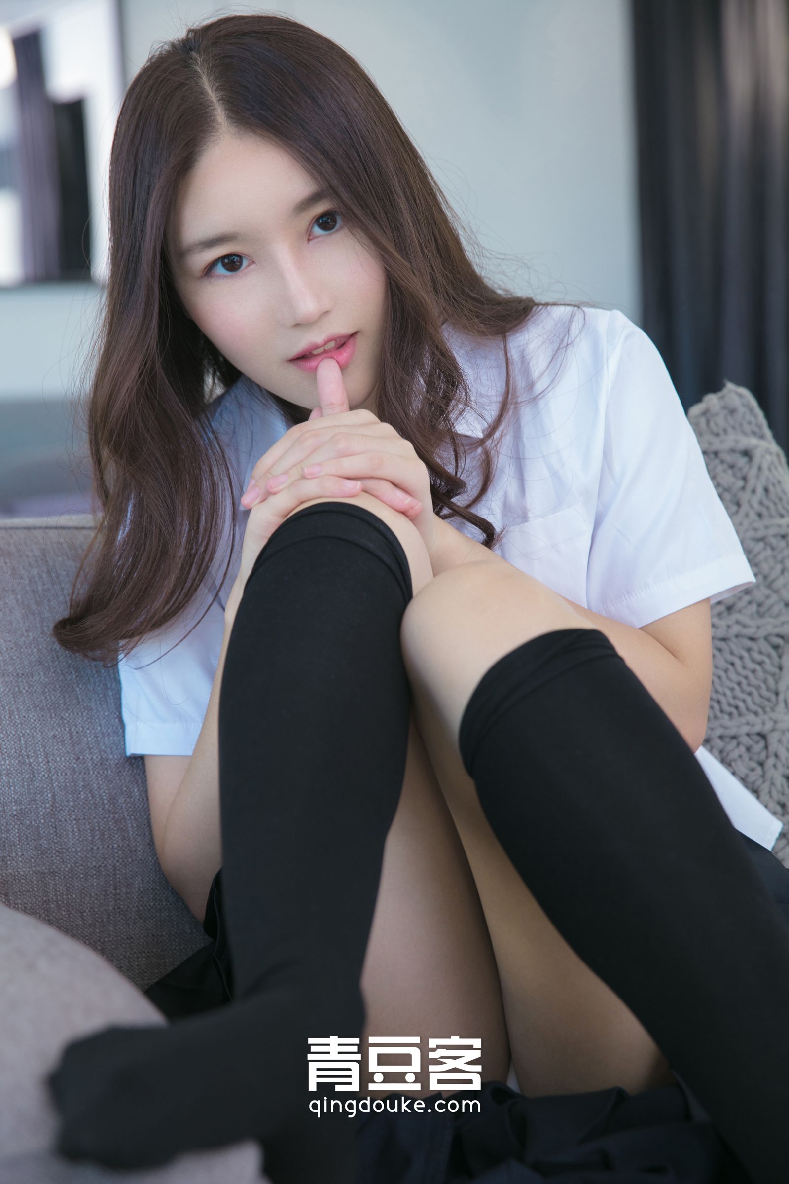 气质学妹魏扭扭 粉色内衣秀玉背  第13张