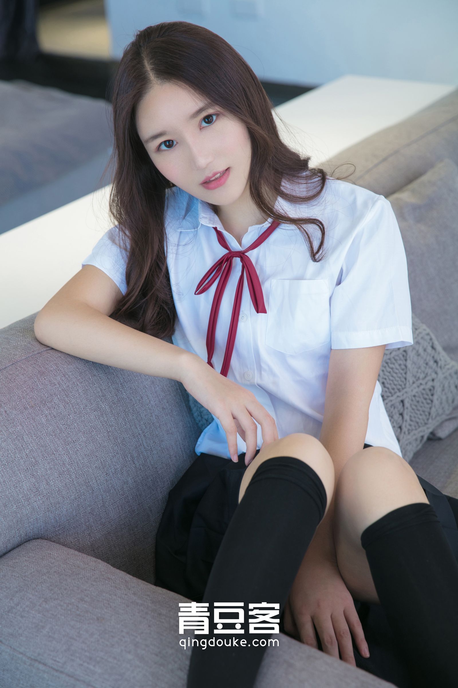 气质学妹魏扭扭 粉色内衣秀玉背  第8张