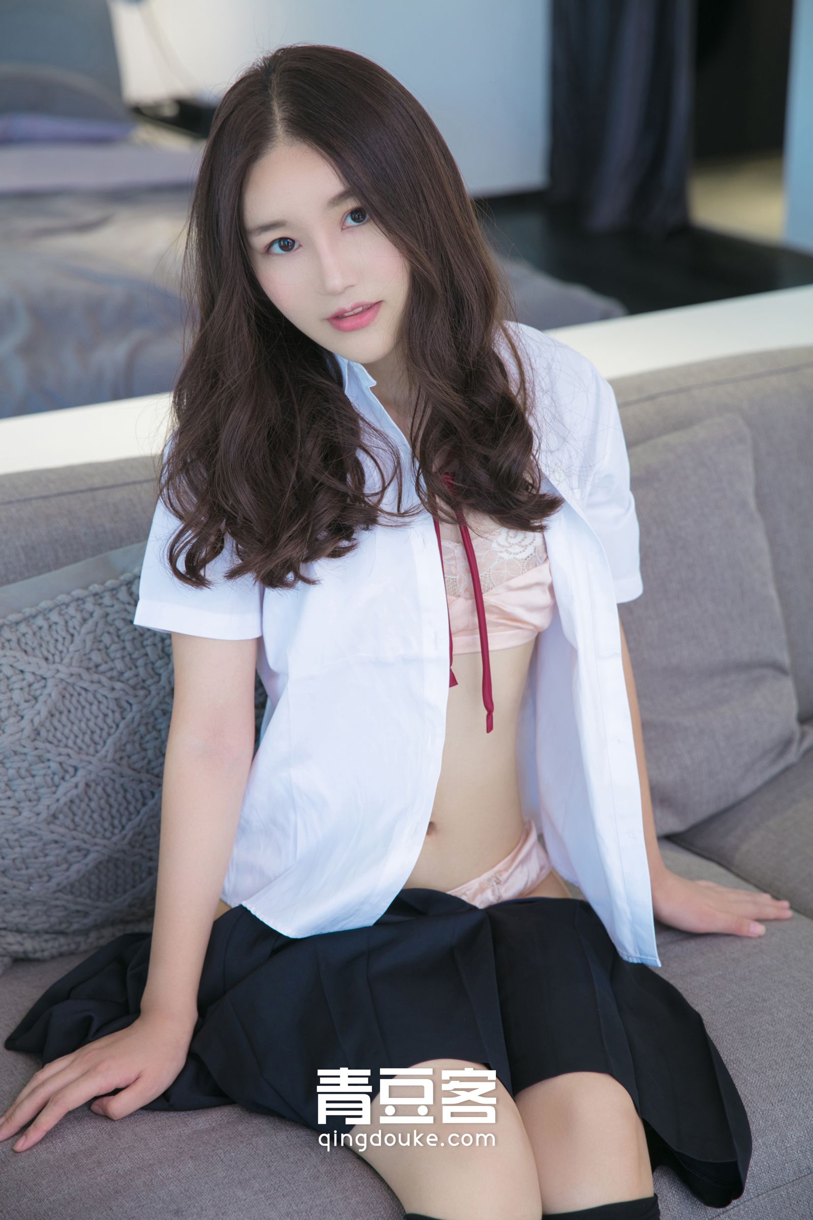 气质学妹魏扭扭 粉色内衣秀玉背  第25张