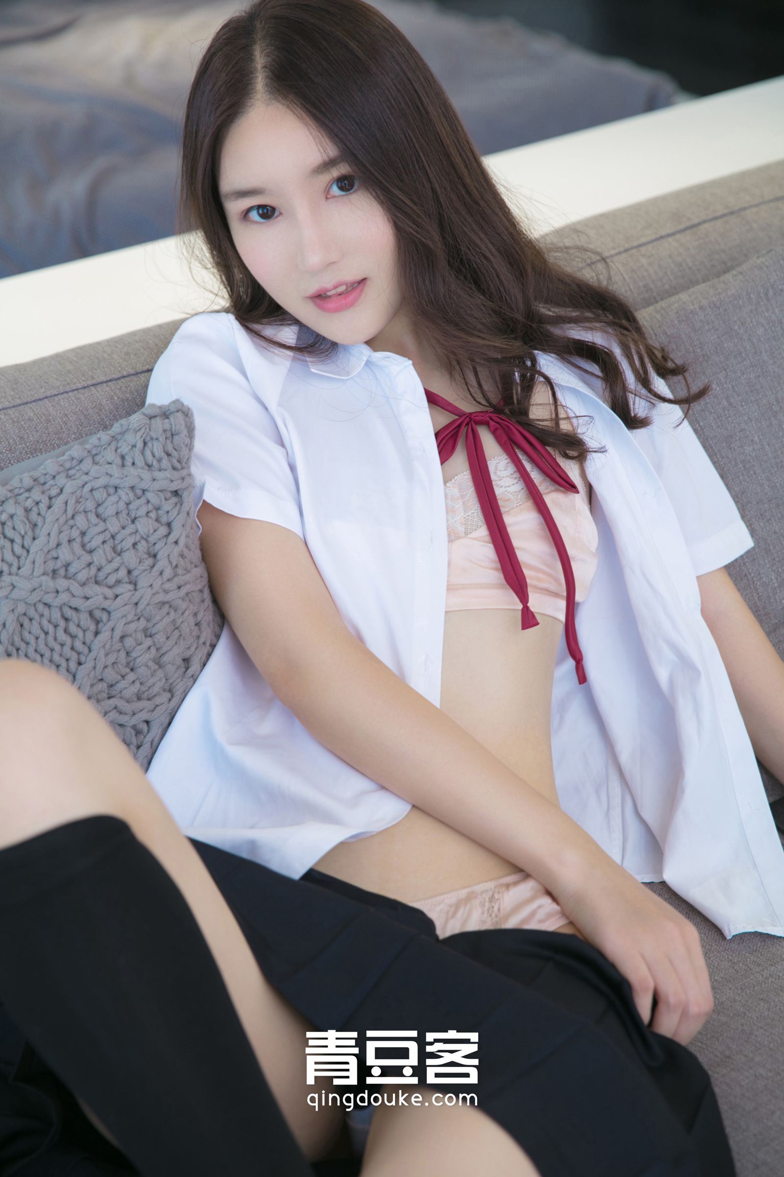 气质学妹魏扭扭 粉色内衣秀玉背  第26张