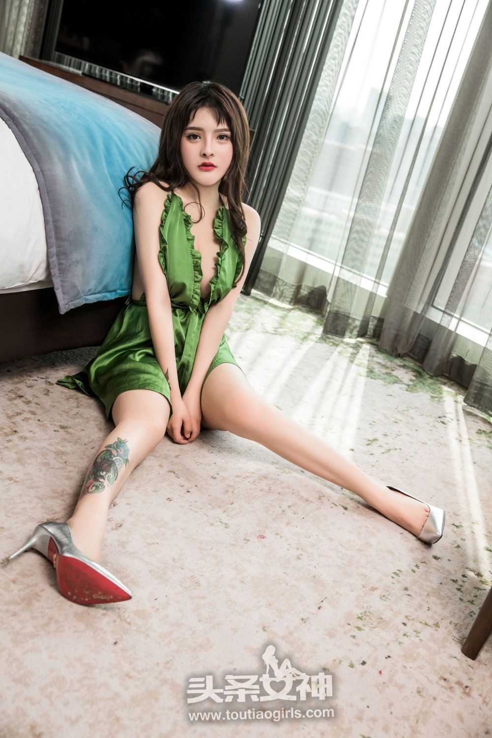 绿色小妖杨漫妮 雪肤玉肌开胸长裙  第9张