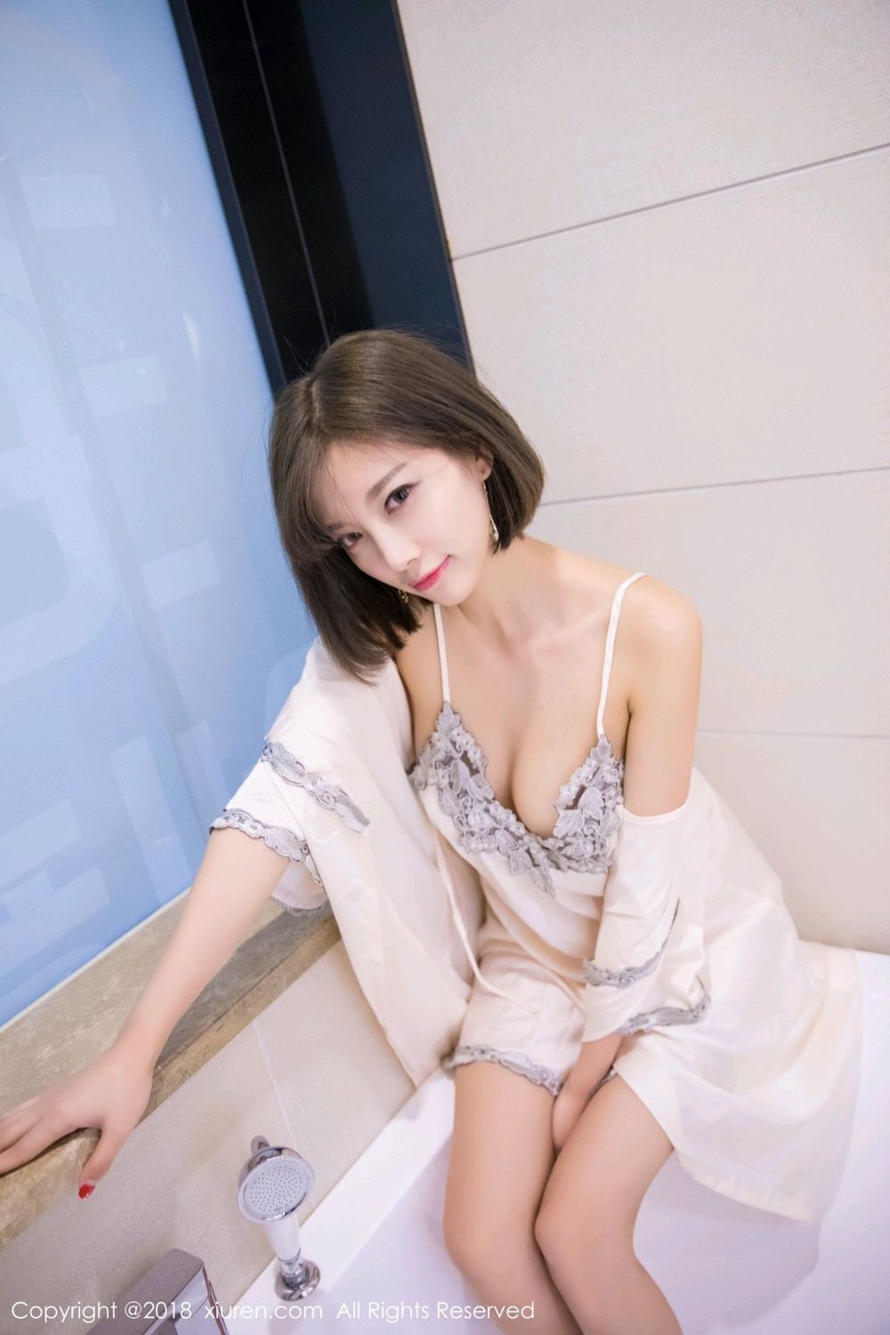 甜美女神杨晨晨sugar 白色吊裙缭姿镶银纹  第5张