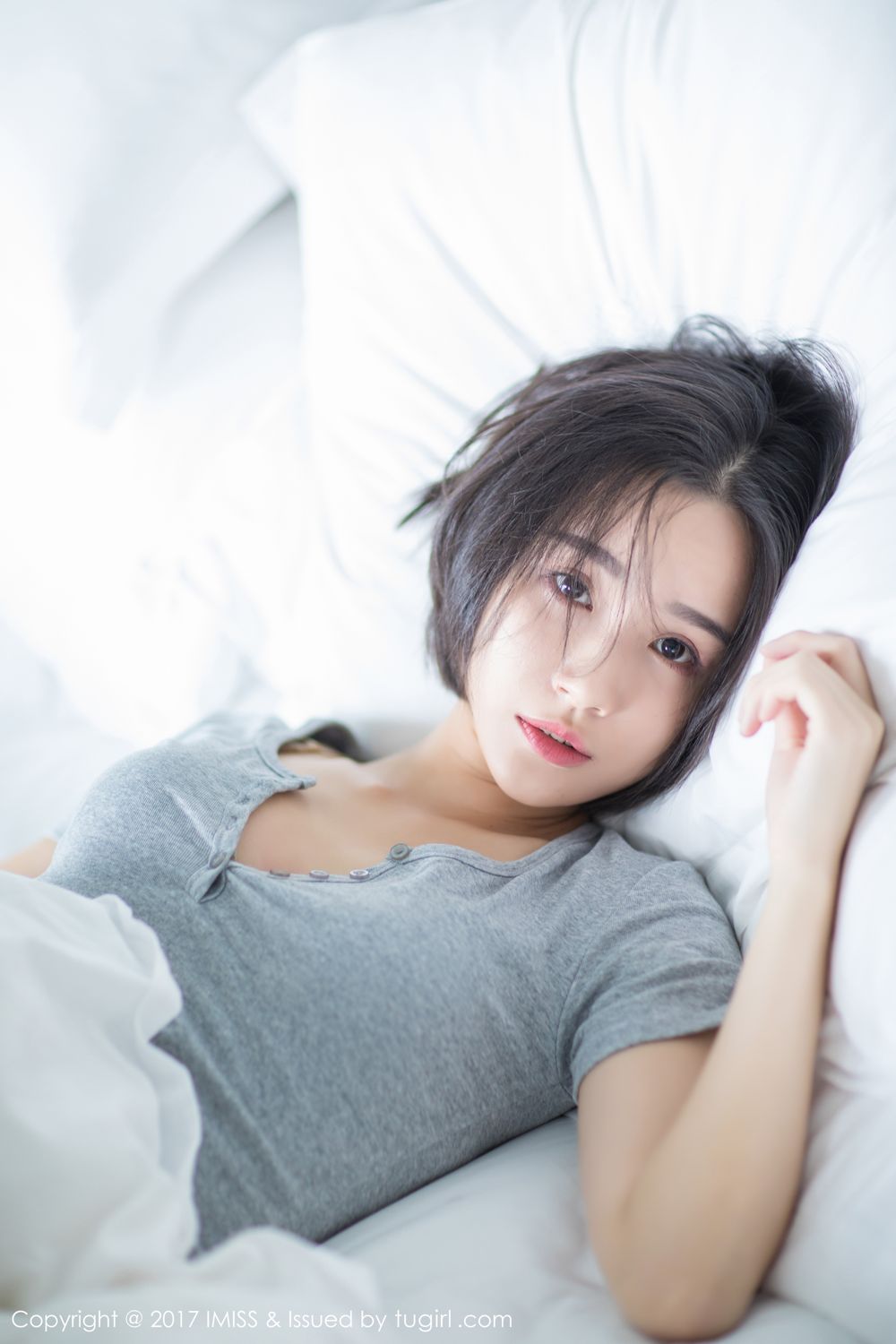模特Livia如仙女下凡 水润清新诗情画意  第3张