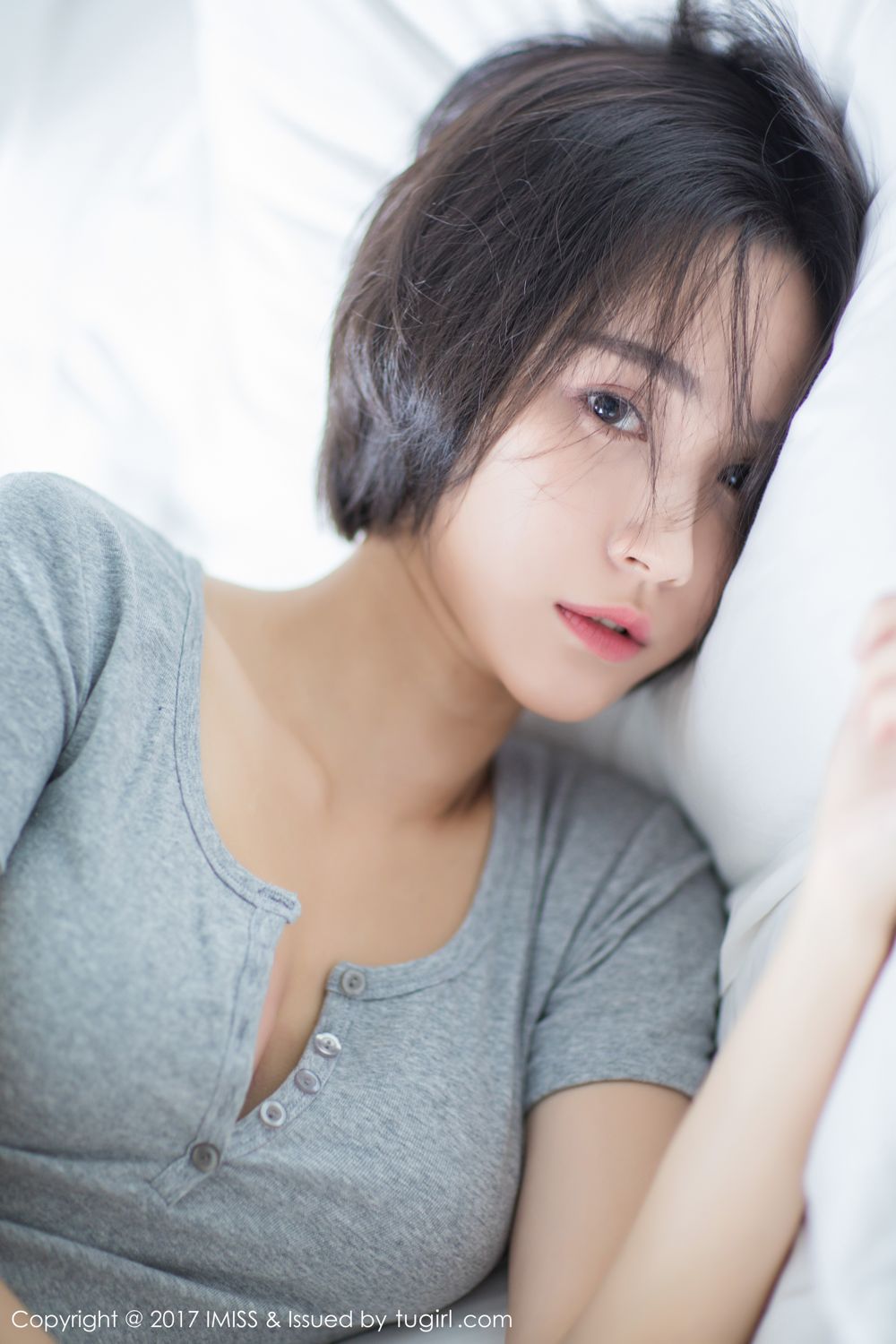 模特Livia如仙女下凡 水润清新诗情画意  第2张
