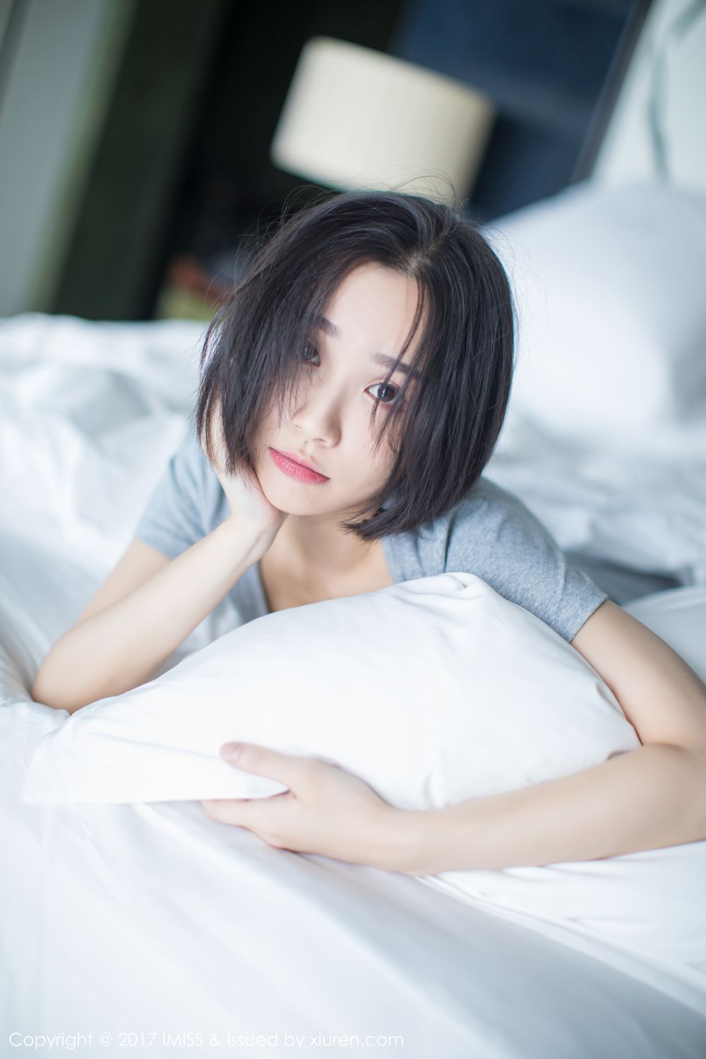 模特Livia如仙女下凡 水润清新诗情画意  第12张