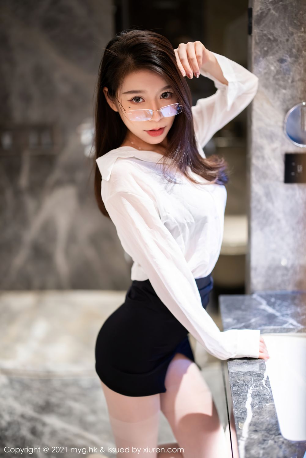 嘉宝贝儿杭州旅拍 白衬衫黑短裙制服  第4张