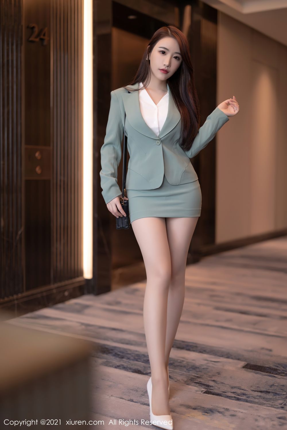 宅男女神绯月樱 浅绿色的职业装  第2张