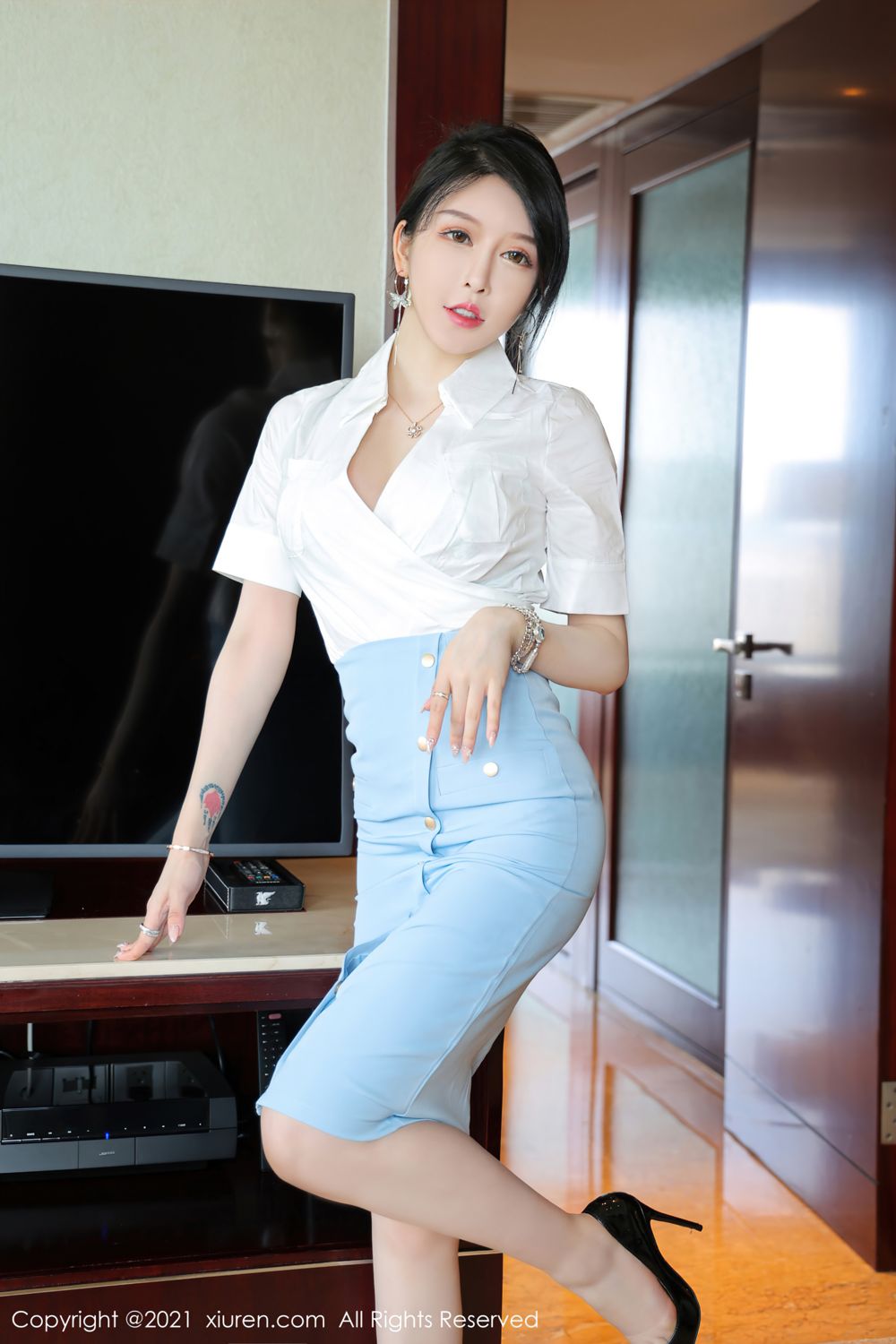 宅男女神玉兔miki 经典的职业装OL  第2张