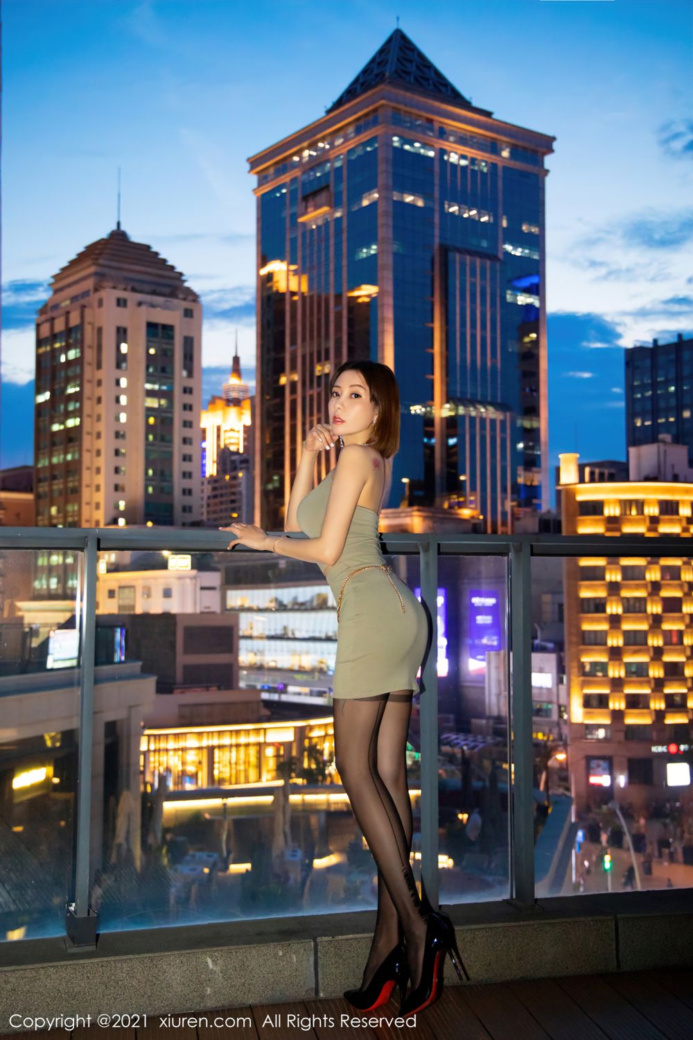 短发御姐果儿Victoria 一袭简约吊裙与夜景  第8张