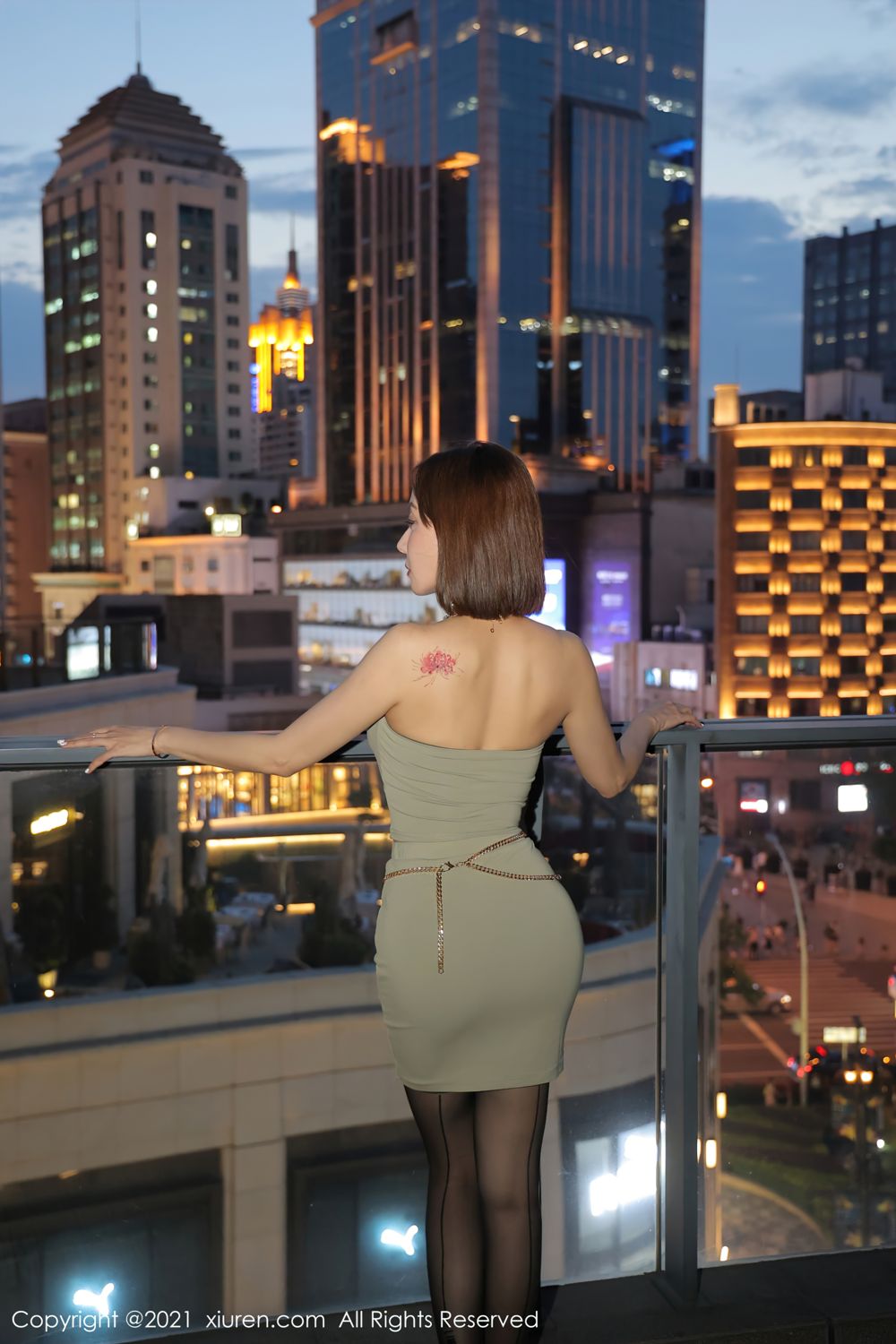 短发御姐果儿Victoria 一袭简约吊裙与夜景  第2张