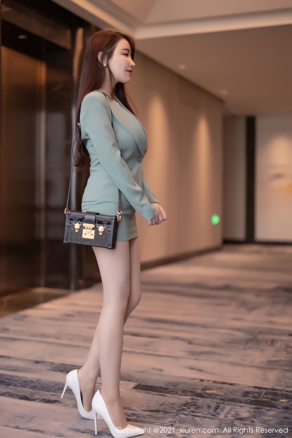 宅男女神绯月樱 浅绿色的职业装  第3张