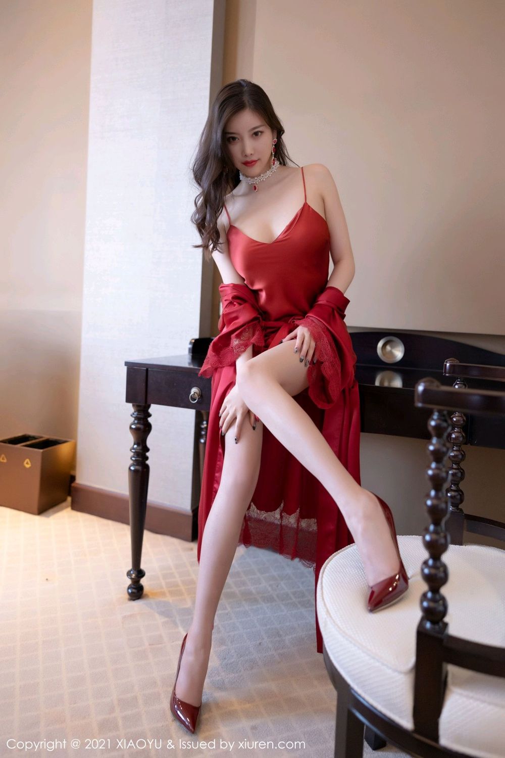 全面女神杨晨晨 艳丽猩红的吊裙  第2张