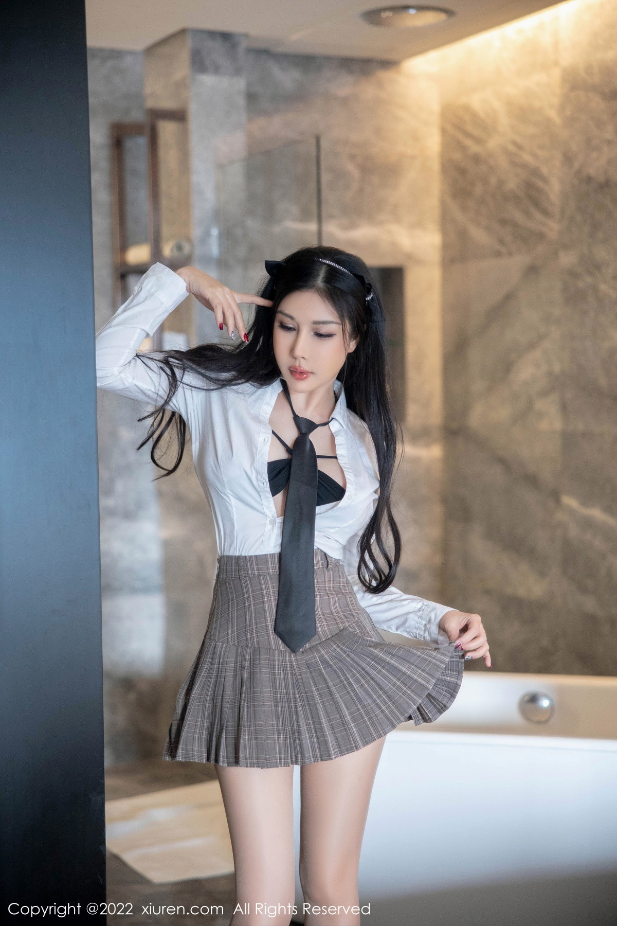 [秀人网] 2022.11.24 No.5902 田冰冰 制服美腿  第31张