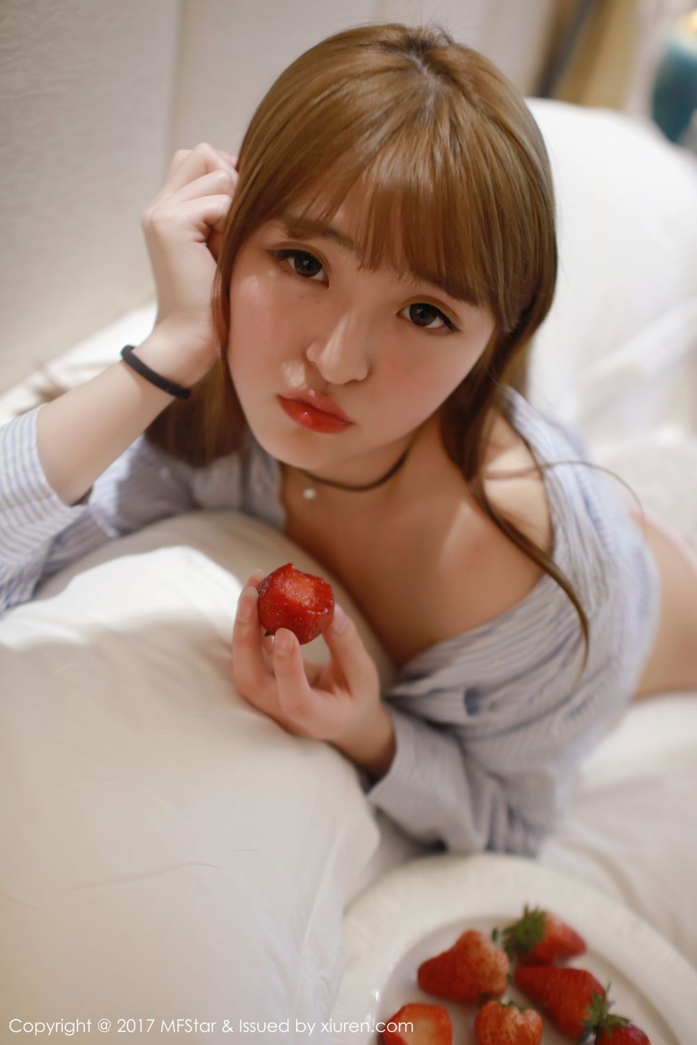 萝莉美女伊小七MoMo 楚楚可怜地吃草莓  第18张