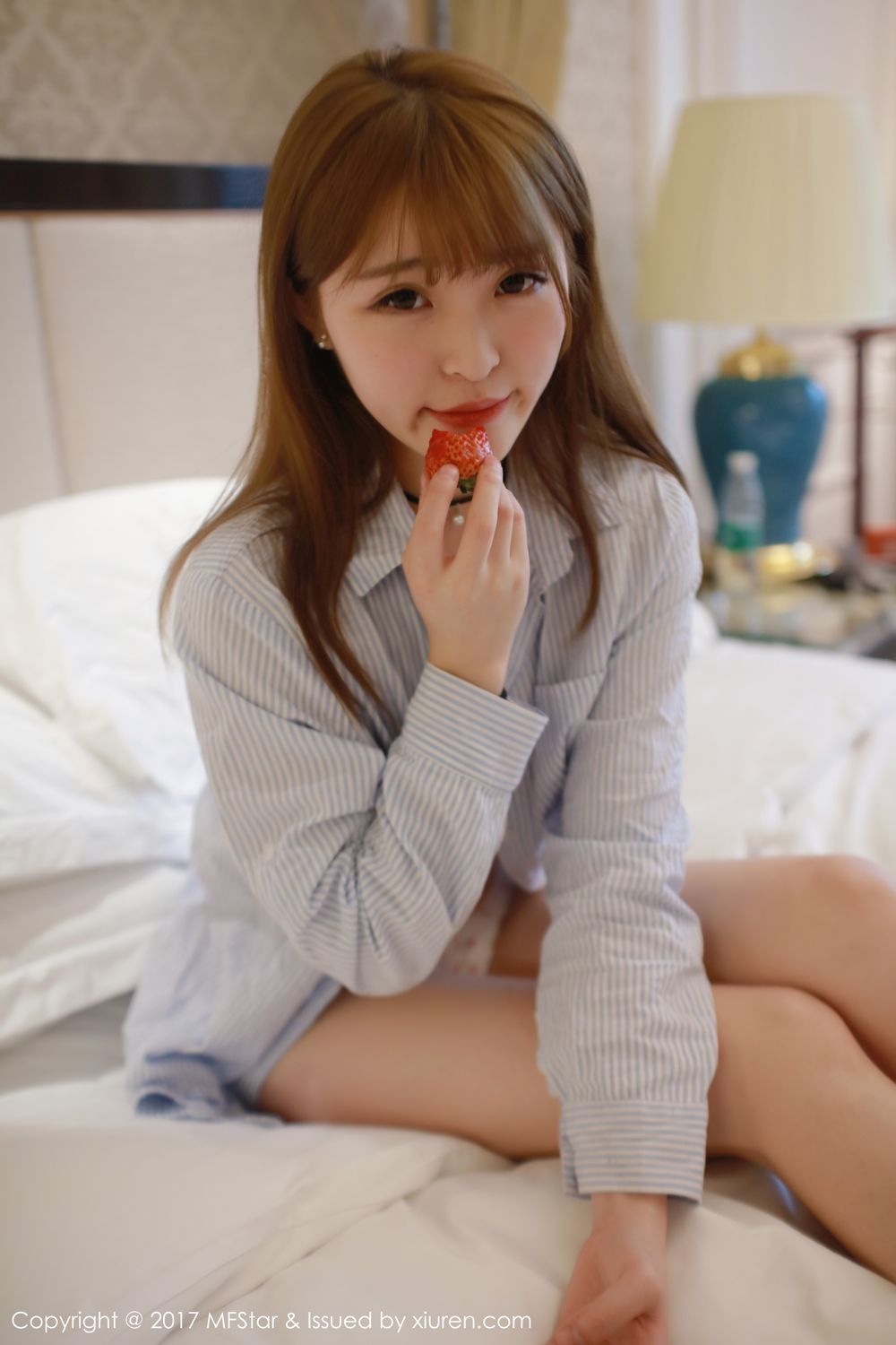 萝莉美女伊小七MoMo 楚楚可怜地吃草莓  第5张