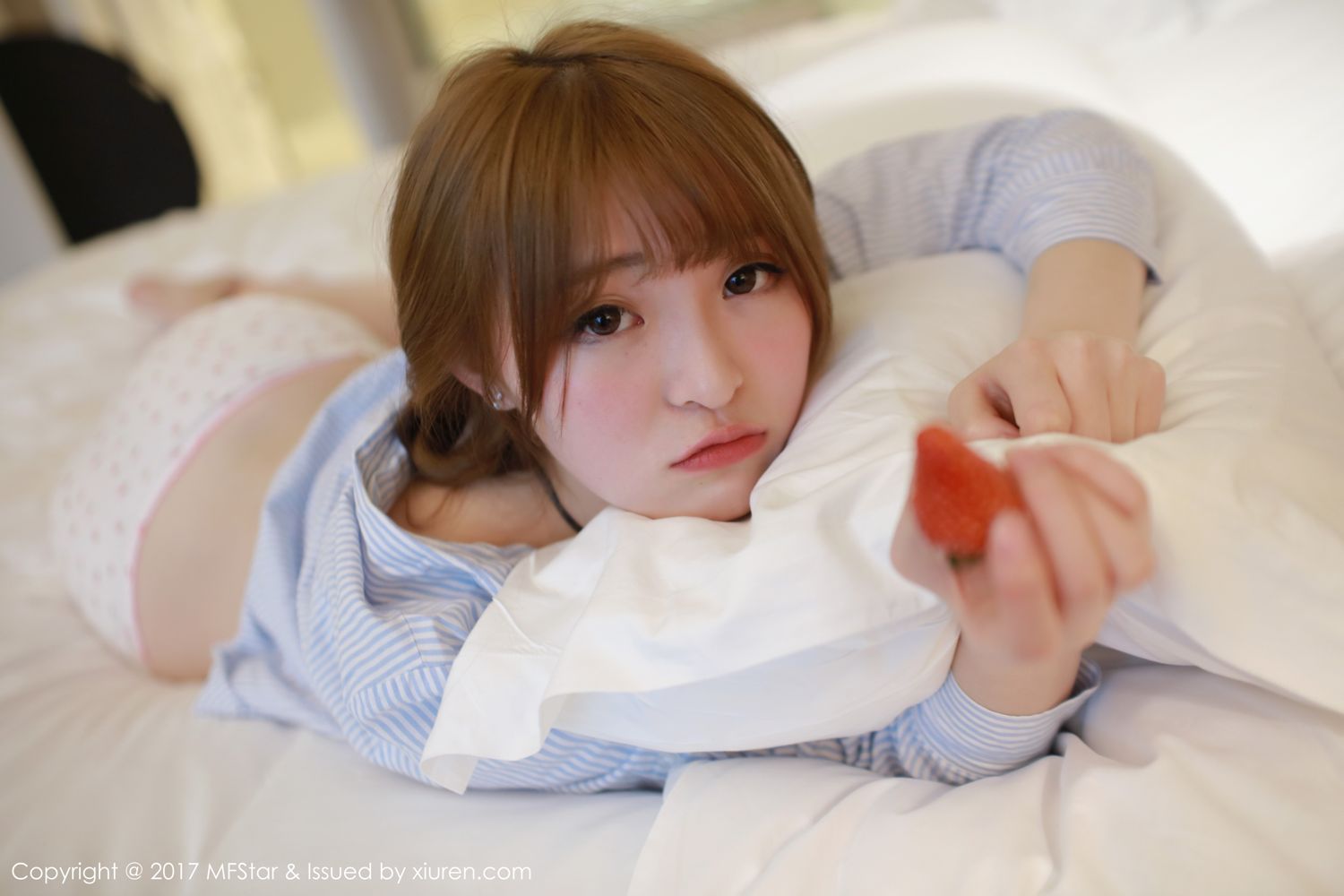 萝莉美女伊小七MoMo 楚楚可怜地吃草莓  第34张