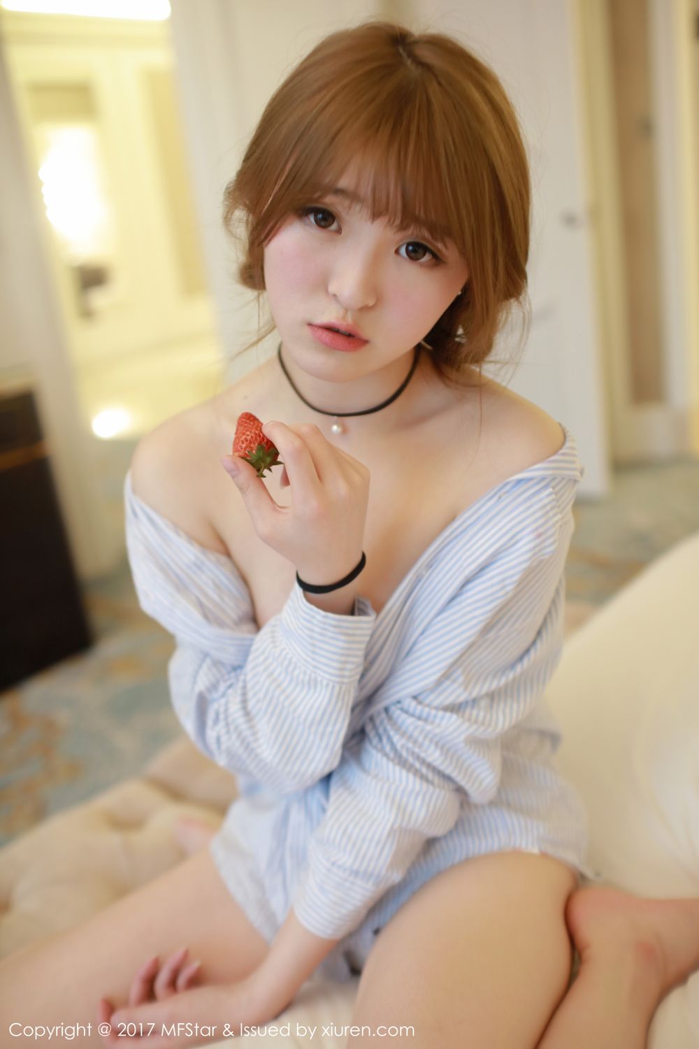 萝莉美女伊小七MoMo 楚楚可怜地吃草莓  第40张
