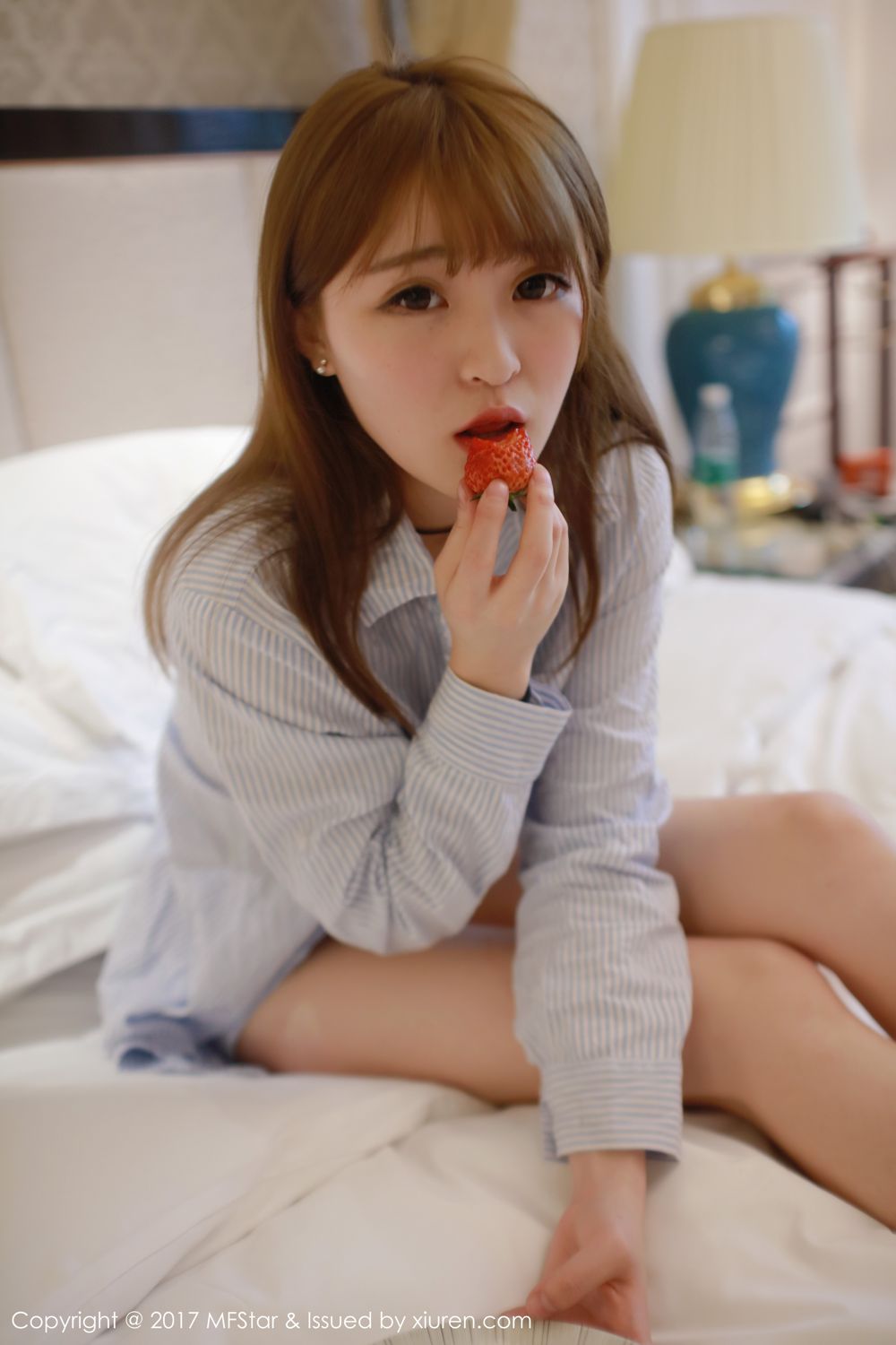 萝莉美女伊小七MoMo 楚楚可怜地吃草莓  第4张