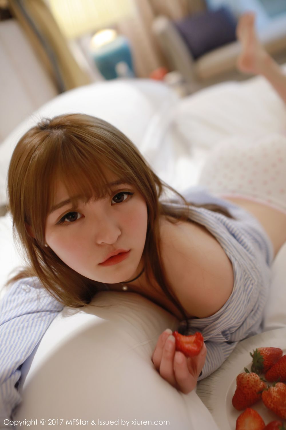 萝莉美女伊小七MoMo 楚楚可怜地吃草莓  第24张