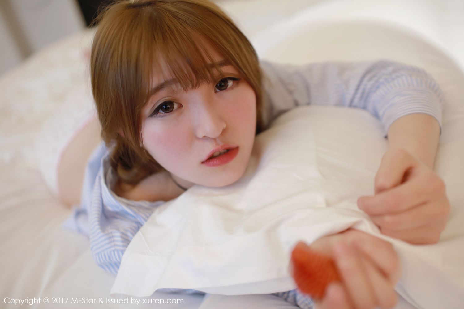萝莉美女伊小七MoMo 楚楚可怜地吃草莓  第35张