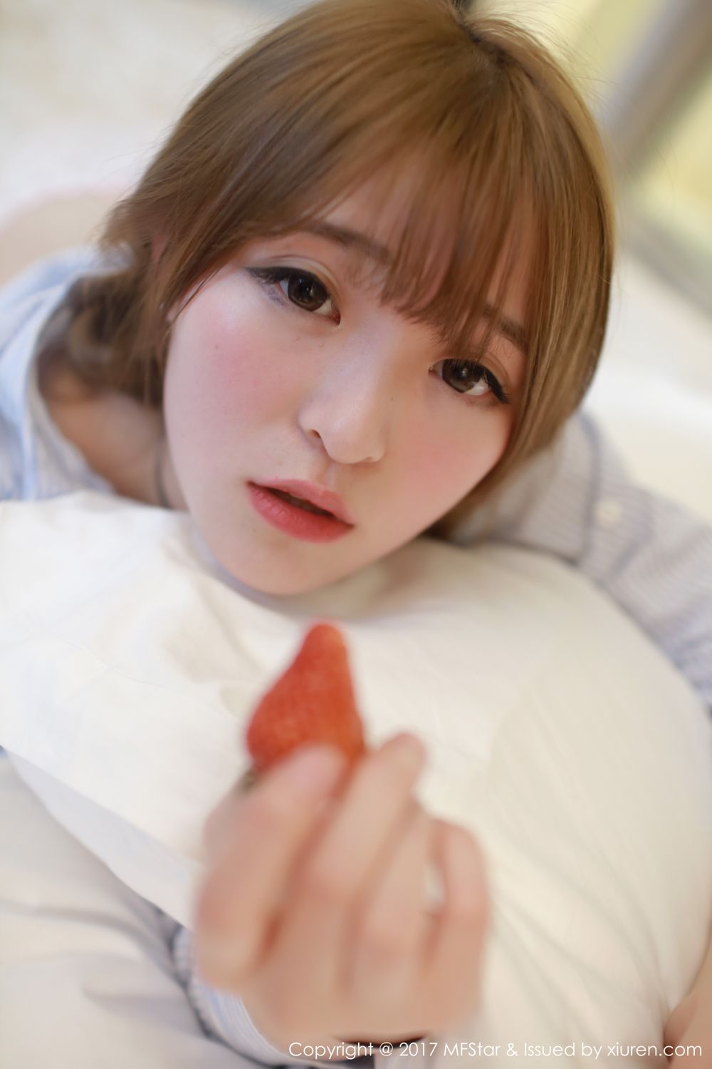 萝莉美女伊小七MoMo 楚楚可怜地吃草莓  第36张