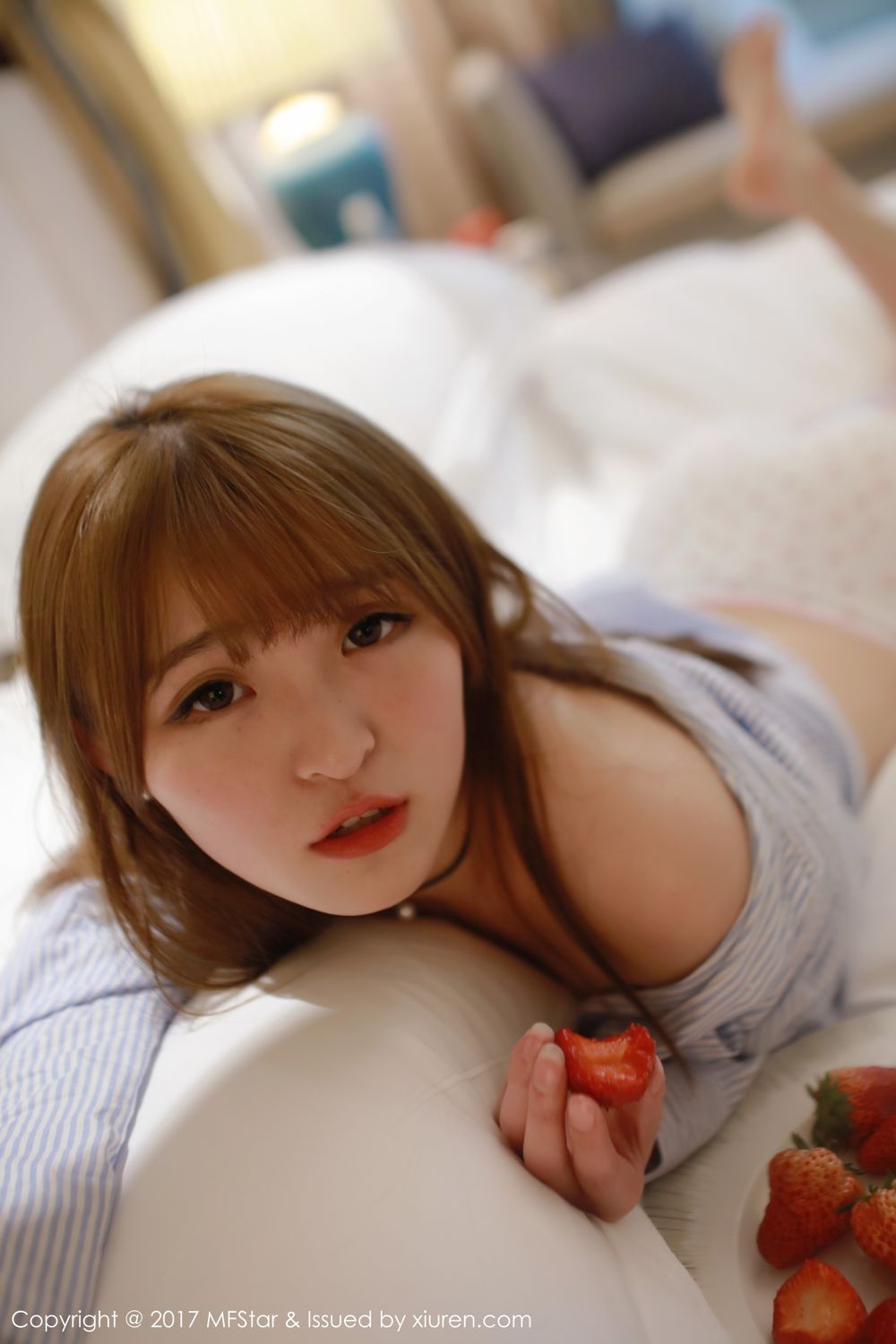 萝莉美女伊小七MoMo 楚楚可怜地吃草莓  第23张