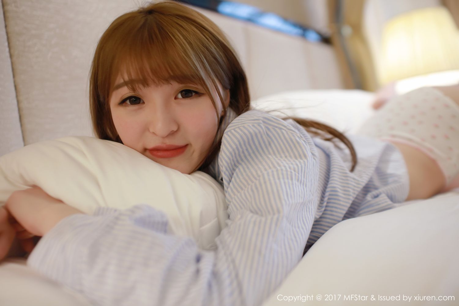 萝莉美女伊小七MoMo 楚楚可怜地吃草莓  第14张