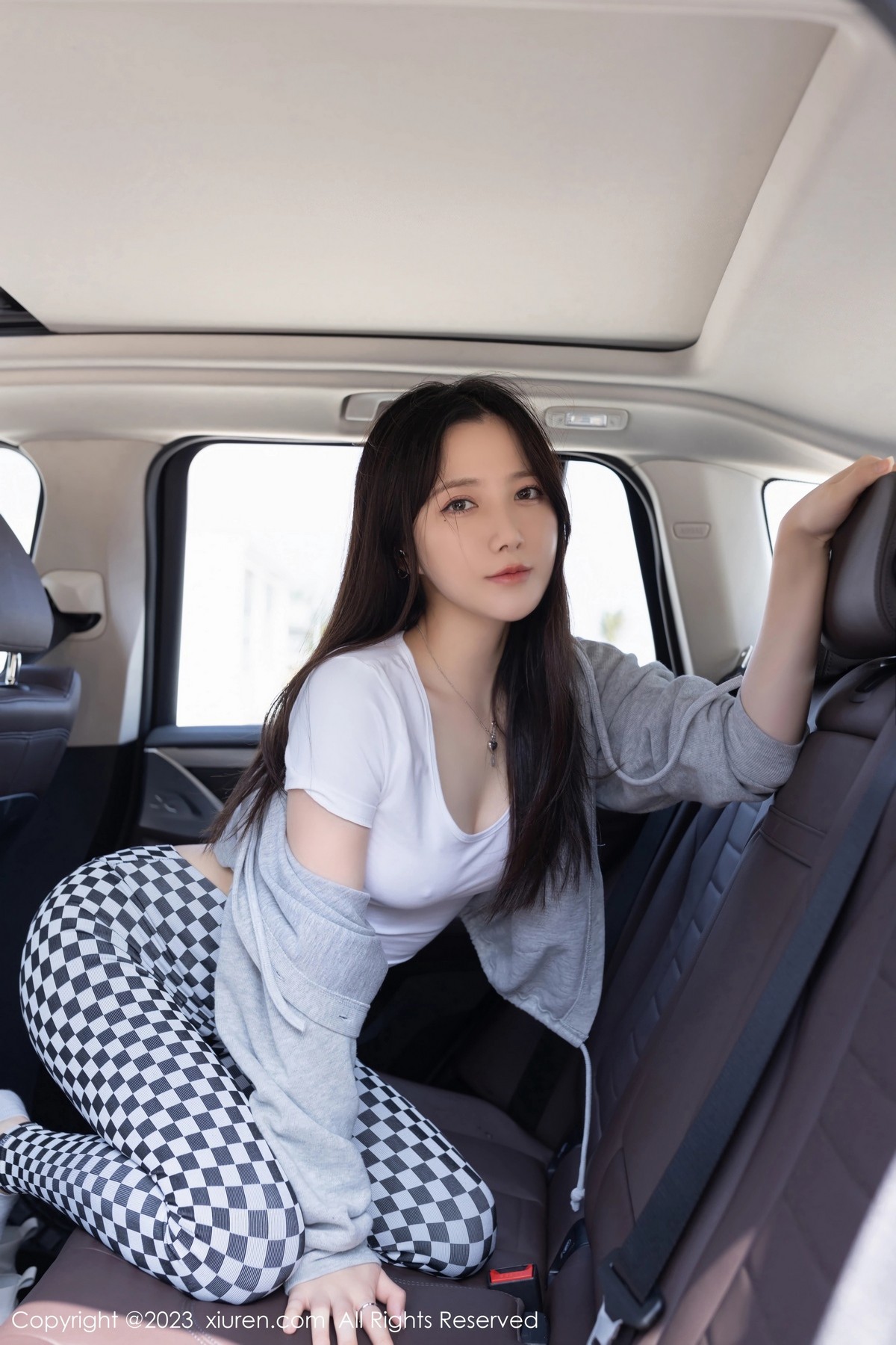 [秀人网] 2023.04.07 No.6541 鱼子酱Fish 车拍美腿  第5张