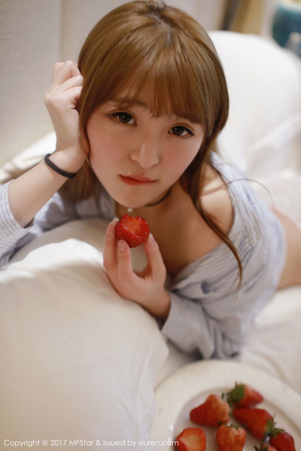 萝莉美女伊小七MoMo 楚楚可怜地吃草莓  第20张
