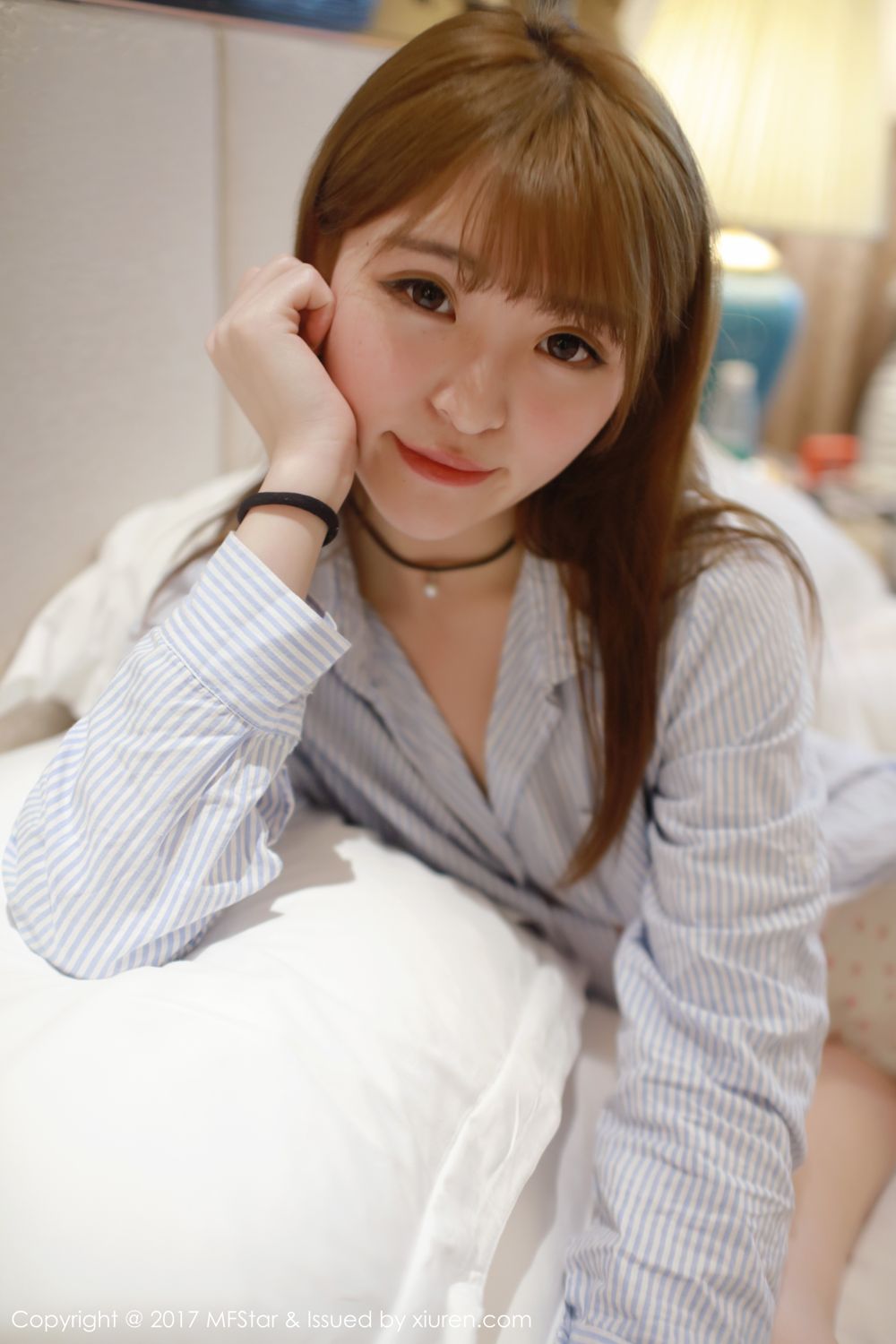 萝莉美女伊小七MoMo 楚楚可怜地吃草莓  第9张