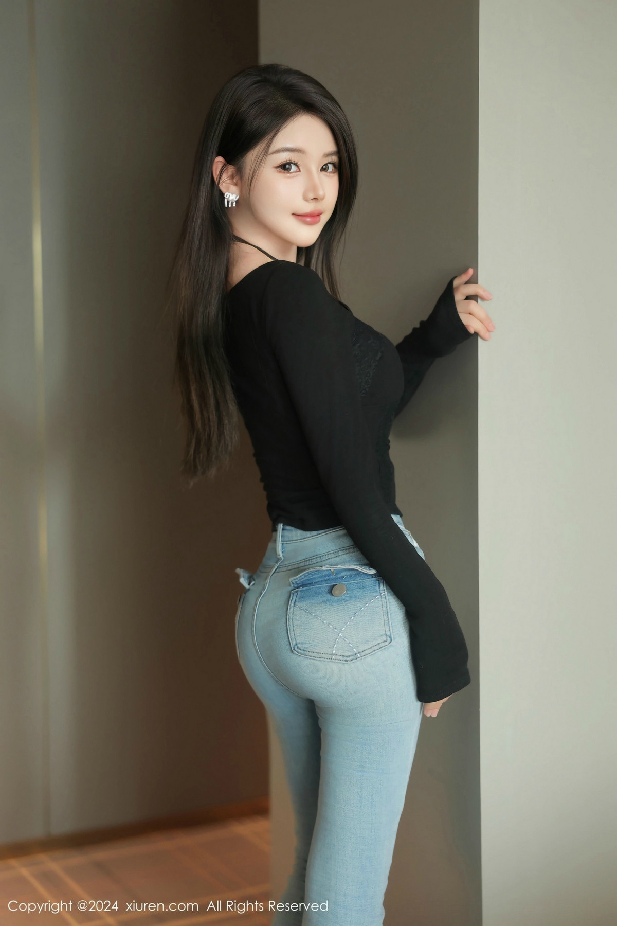 [秀人网] 2024.12.27 No.9666 爱酱里 黑丝美腿  第2张