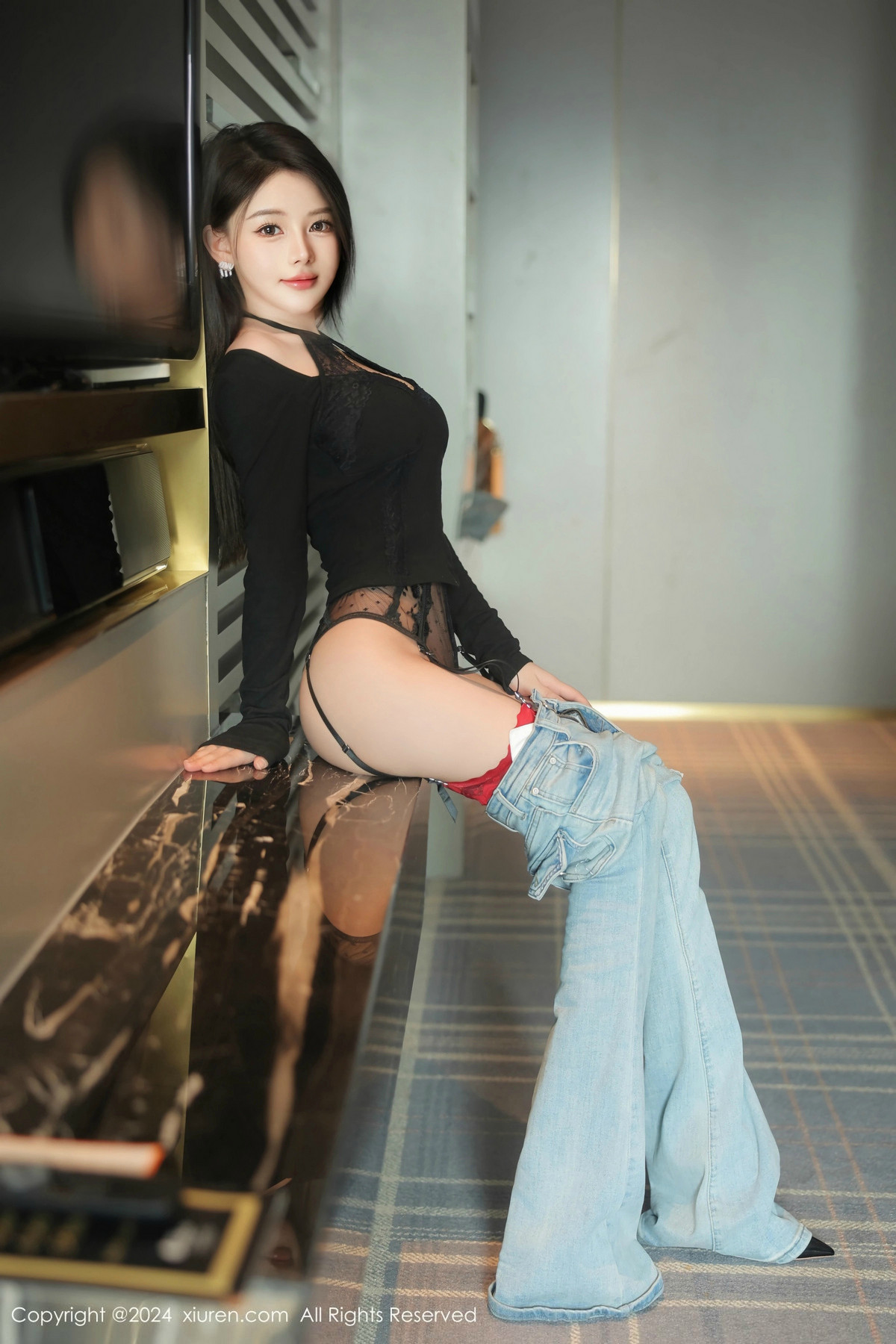 [秀人网] 2024.12.27 No.9666 爱酱里 黑丝美腿  第29张