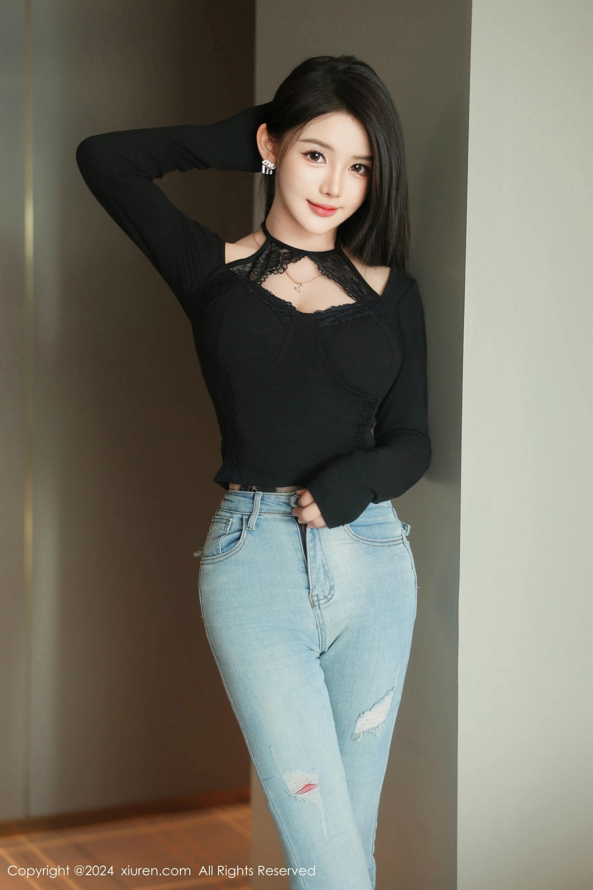 [秀人网] 2024.12.27 No.9666 爱酱里 黑丝美腿  第4张