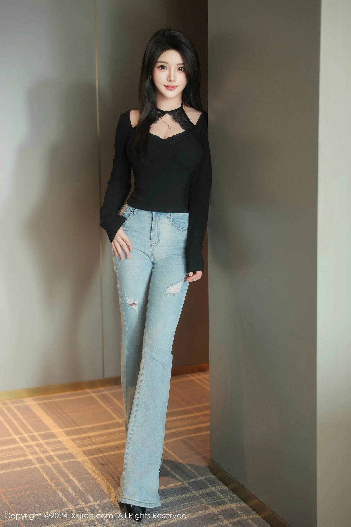 [秀人网] 2024.12.27 No.9666 爱酱里 黑丝美腿