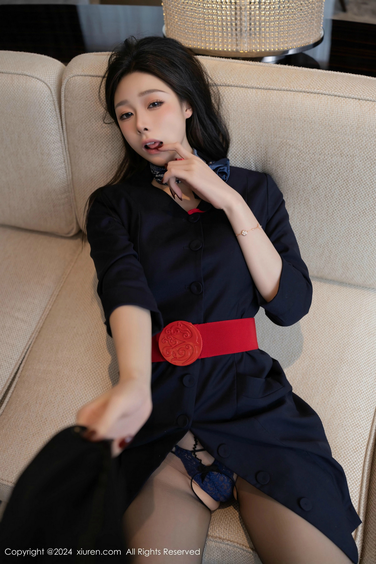 [秀人网] 2024.12.13 No.9597 小逗逗 黑丝美腿  第3张