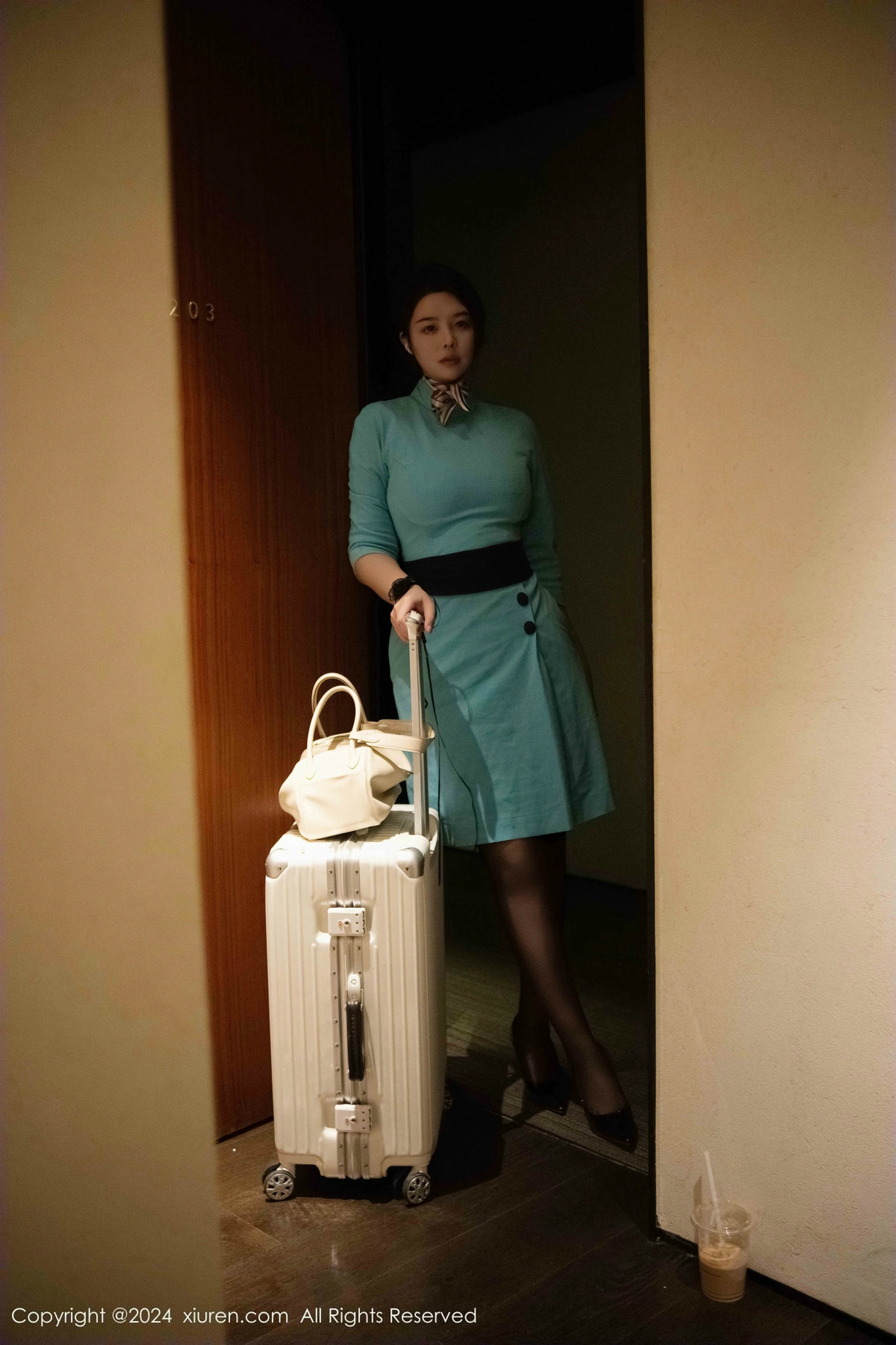 [秀人网] 2024.12.17 No.9609 樱桃小犊子 黑丝美臀  第1张