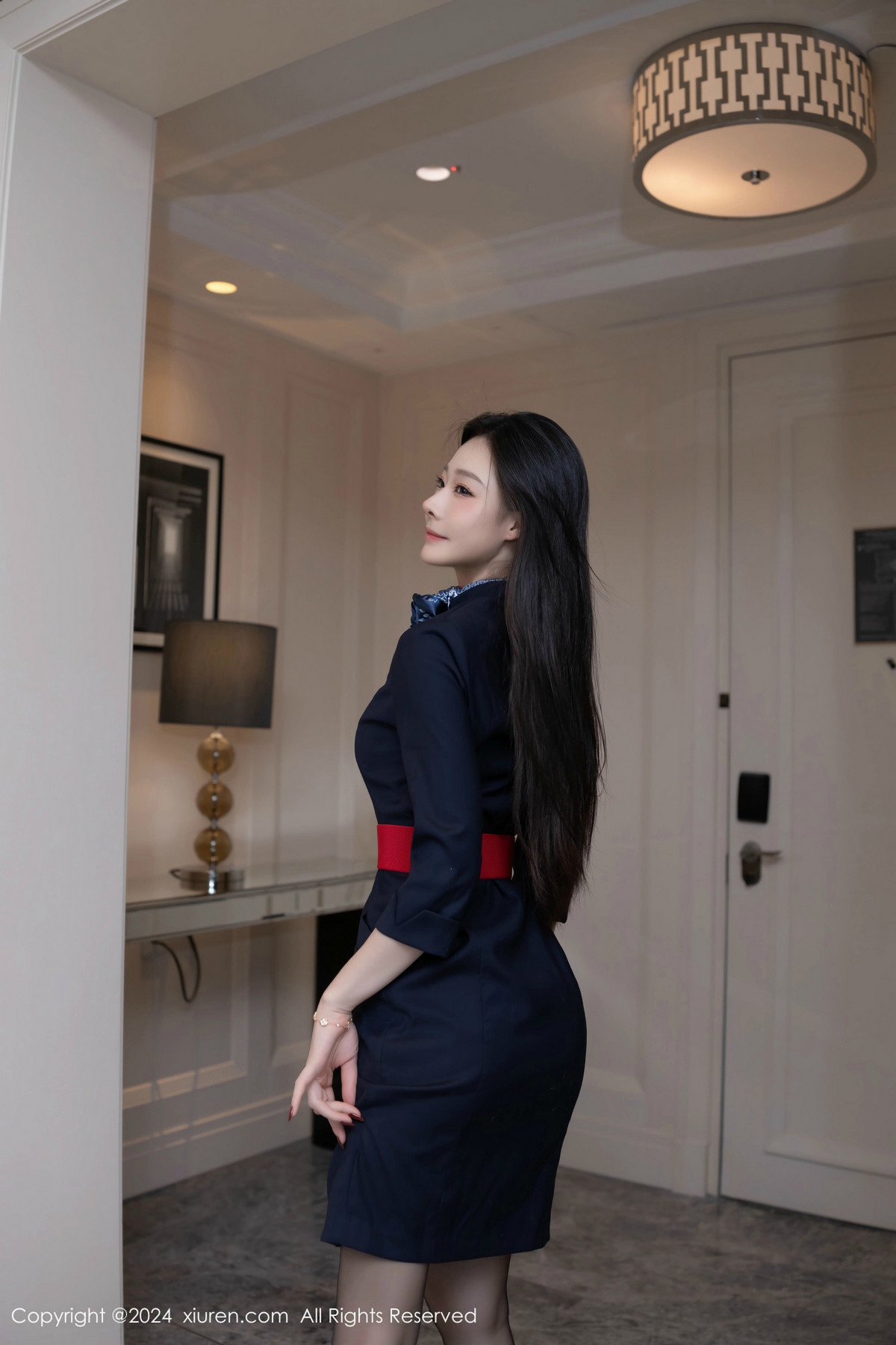 [秀人网] 2024.12.13 No.9597 小逗逗 黑丝美腿