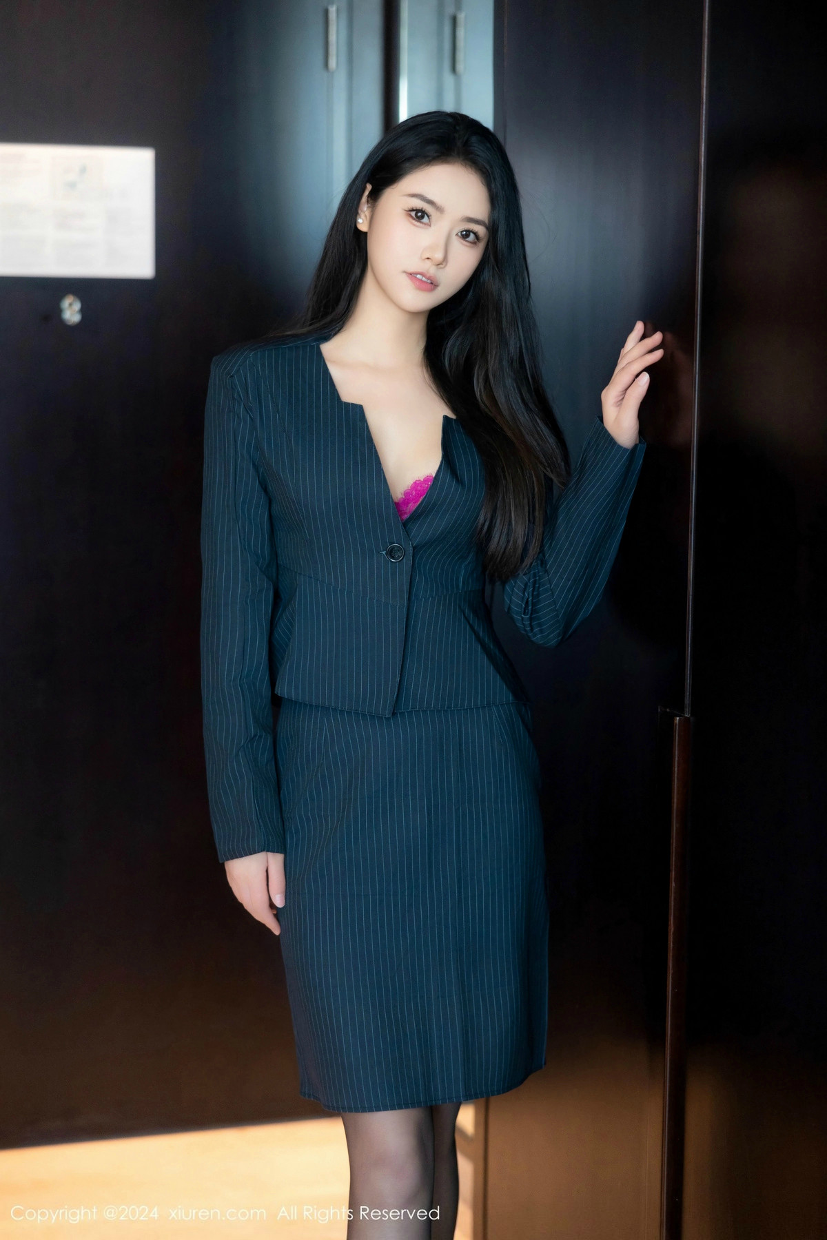 [秀人网] 2024.12.10 No.9576 方子萱 美腿黑丝