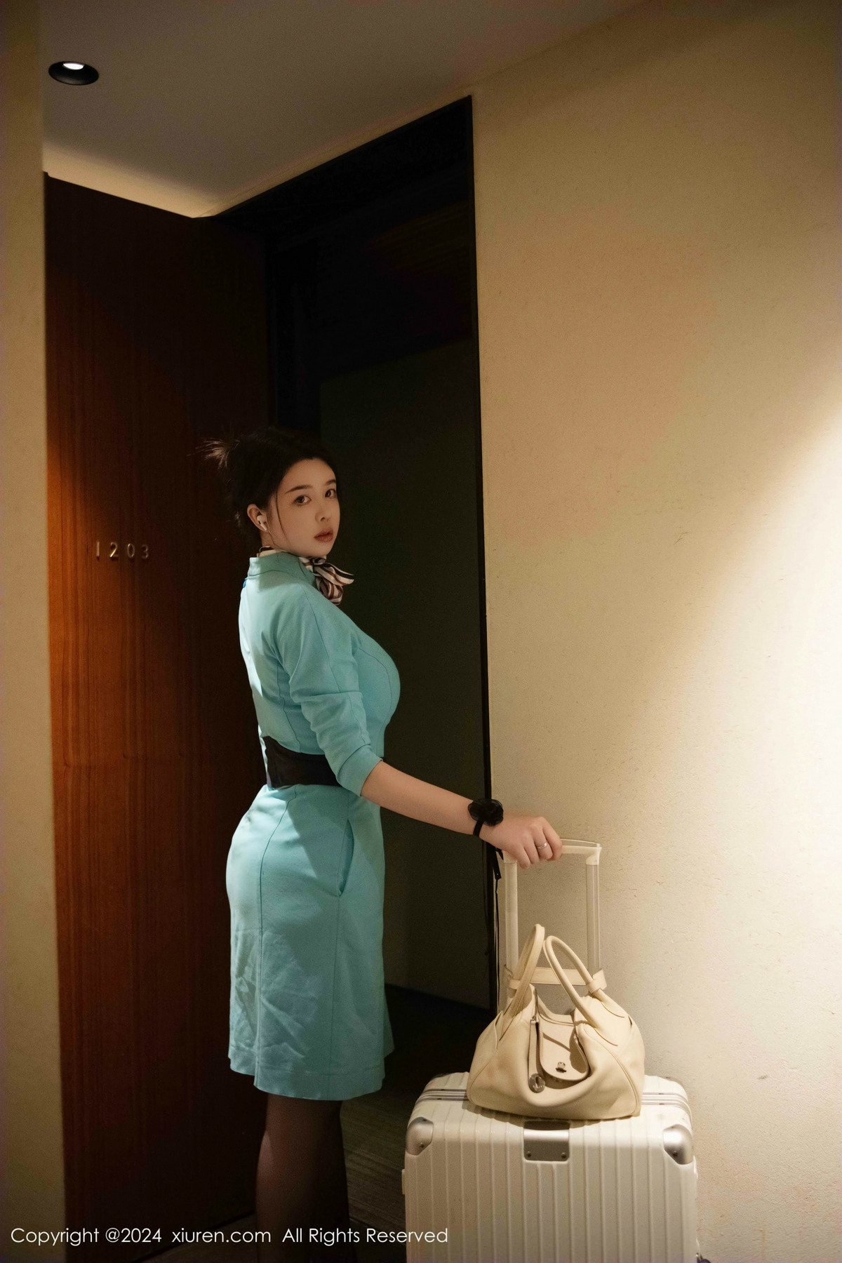 [秀人网] 2024.12.17 No.9609 樱桃小犊子 黑丝美臀  第2张