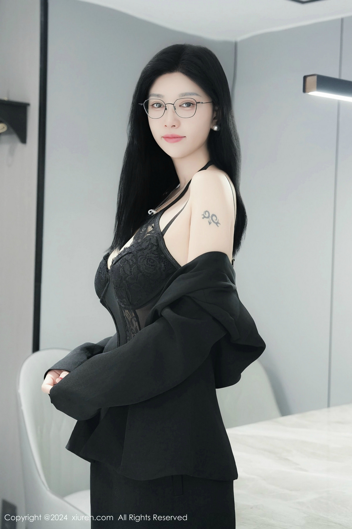 [秀人网] 2024.12.23 No.9639 雅茹老师 黑丝美臀  第16张