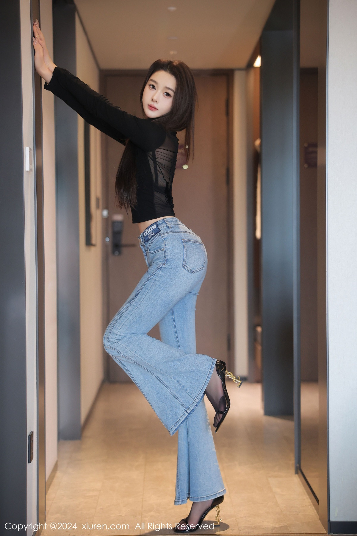 [秀人网] 2024.12.06 No.9555 Candy糖糖 新人美腿  第2张