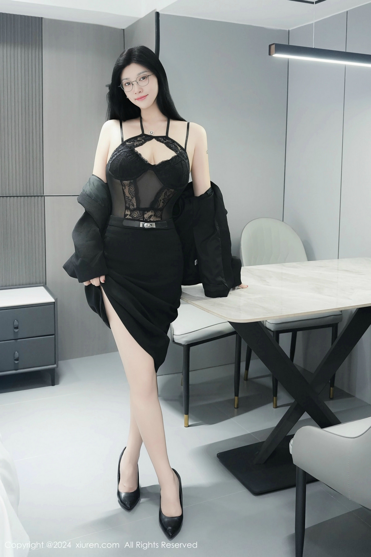[秀人网] 2024.12.23 No.9639 雅茹老师 黑丝美臀  第3张