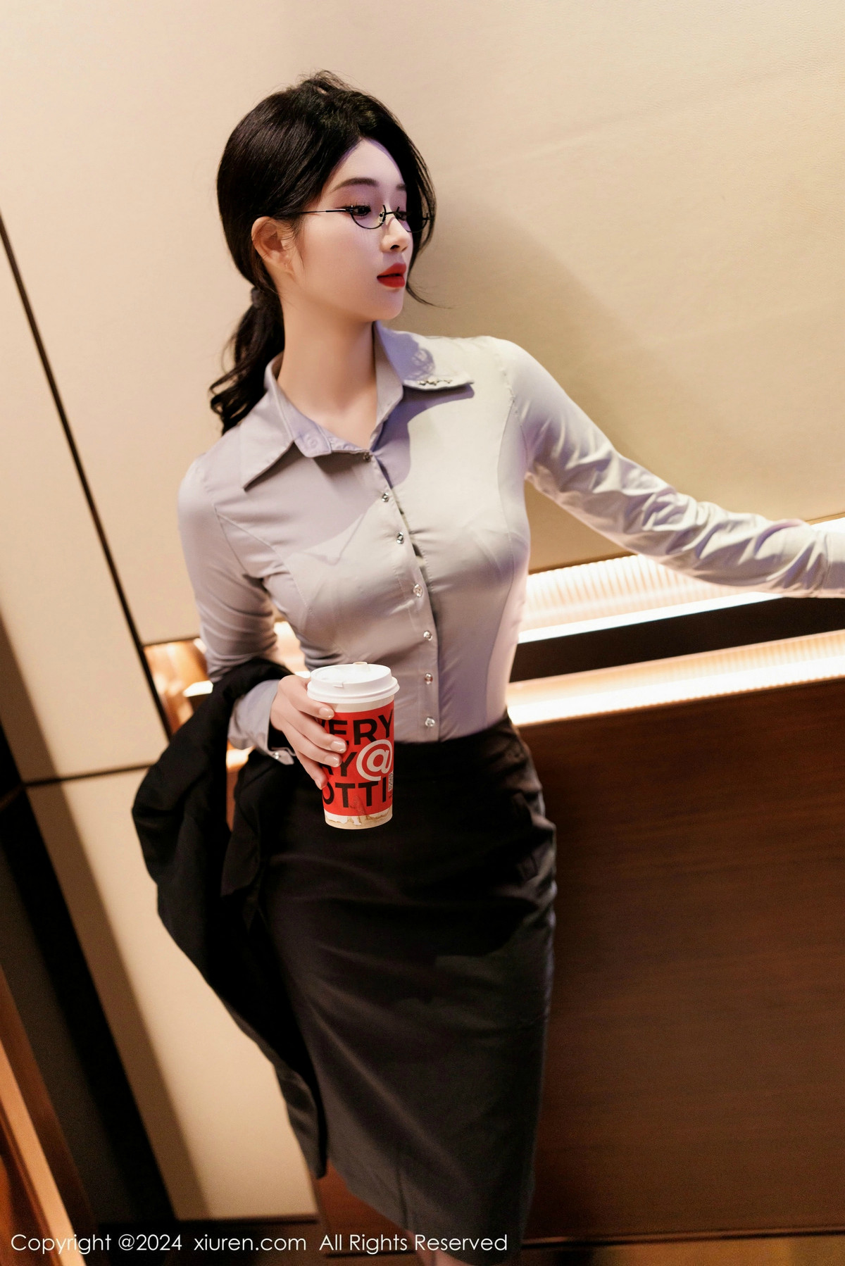 [秀人网] 2024.12.09 No.9567 南乔 OL美腿  第1张